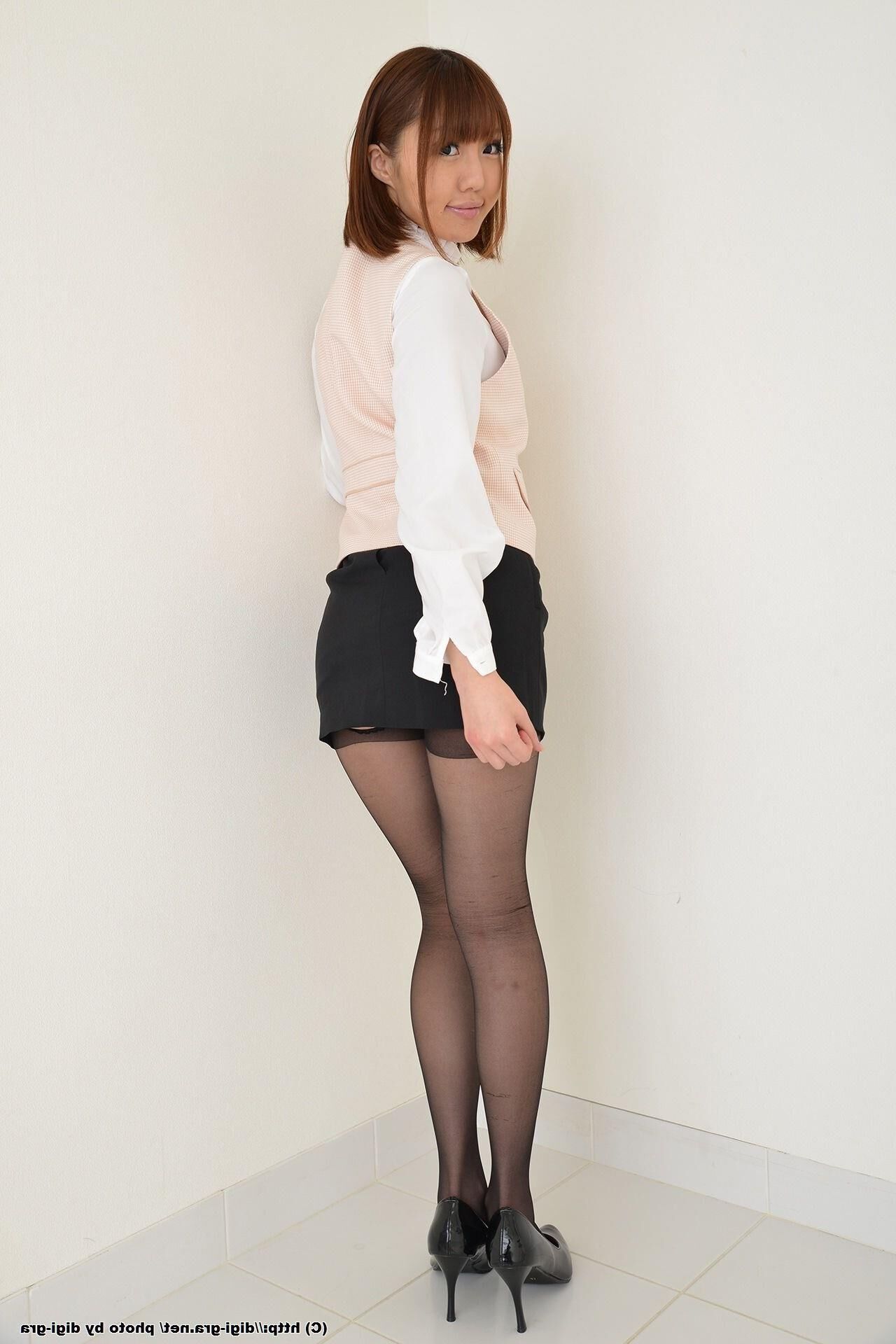 Narumi Ayase dans des collants non nus (pieds)