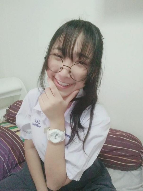 Linda Universidad Thai Nerd Thai se desvanece