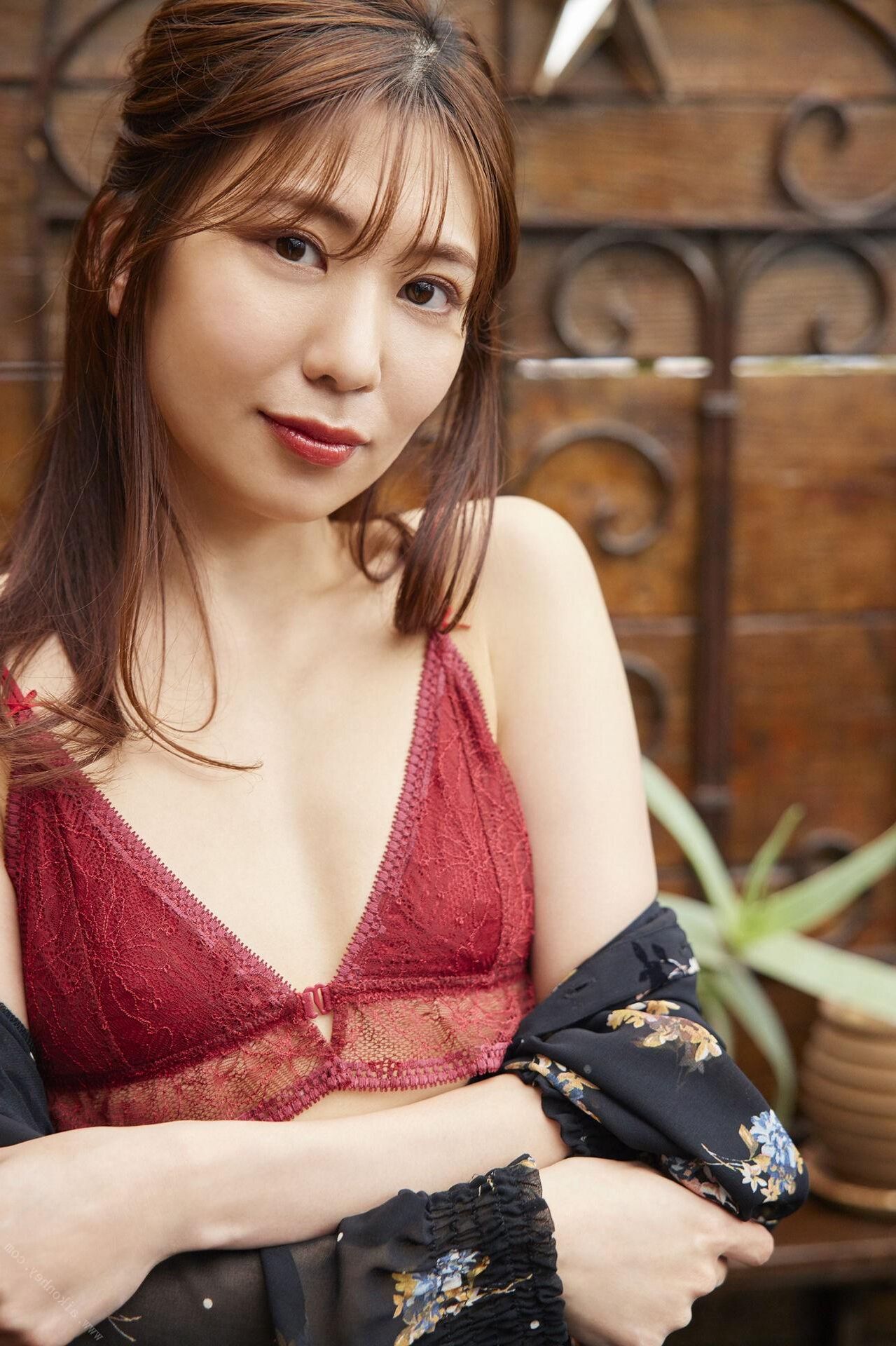 Aika Yamagishi Vendredi Photobook Red Rose