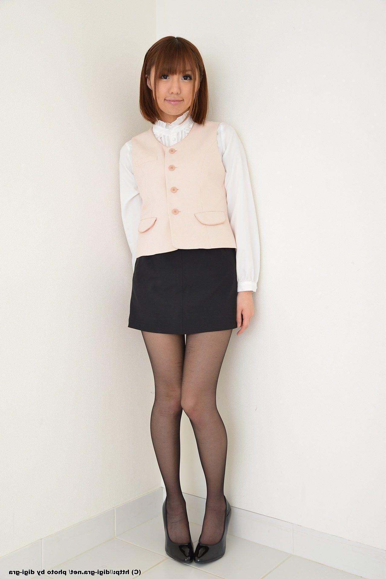 Narumi Ayase dans des collants non nus (pieds)