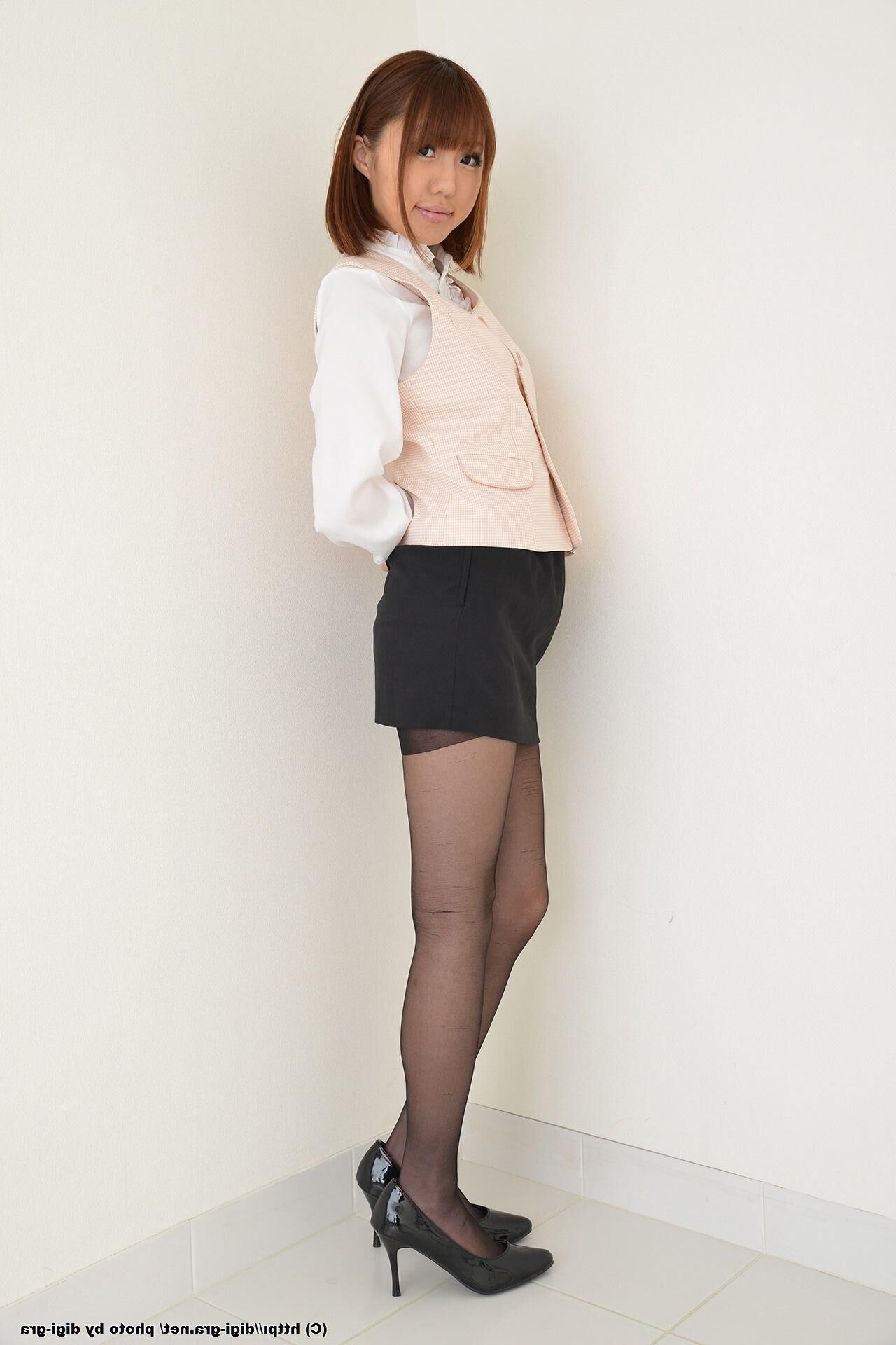 Narumi Ayase dans des collants non nus (pieds)