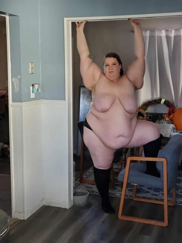 SSBBW está em casa, confortável e pronta para foder.