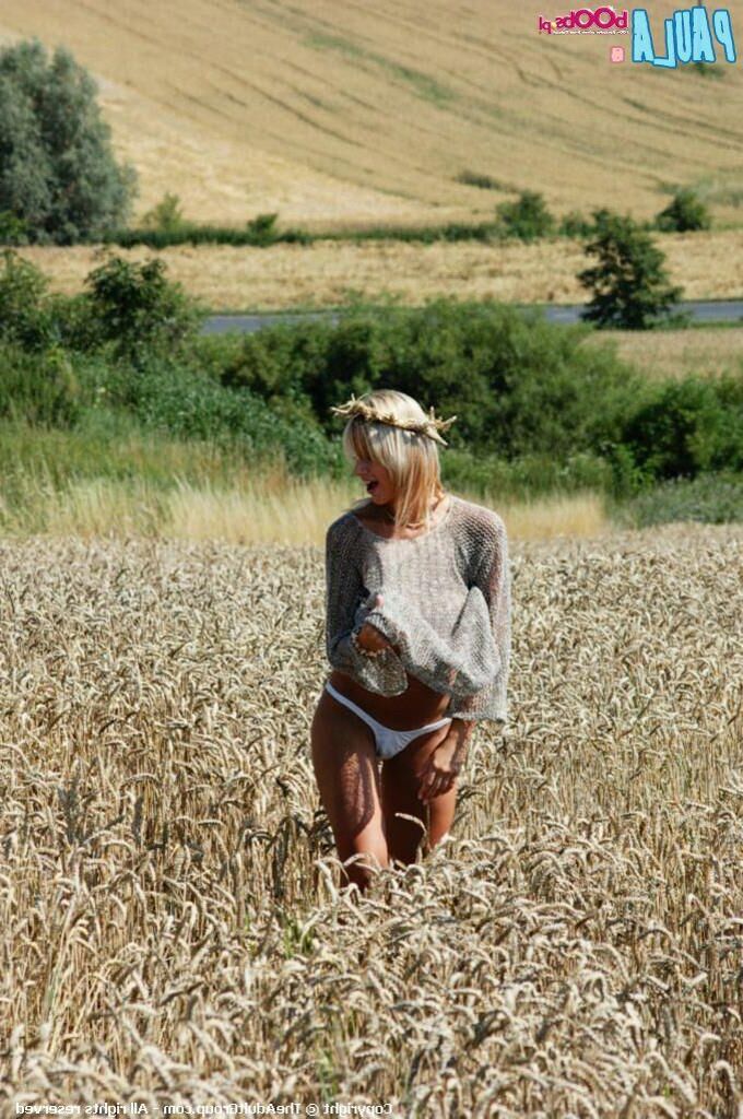 Carol Goldnerova como Paula dançando no campo