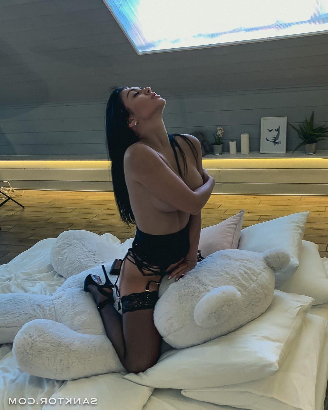 Sanktor Sanktor Busty Brunette x