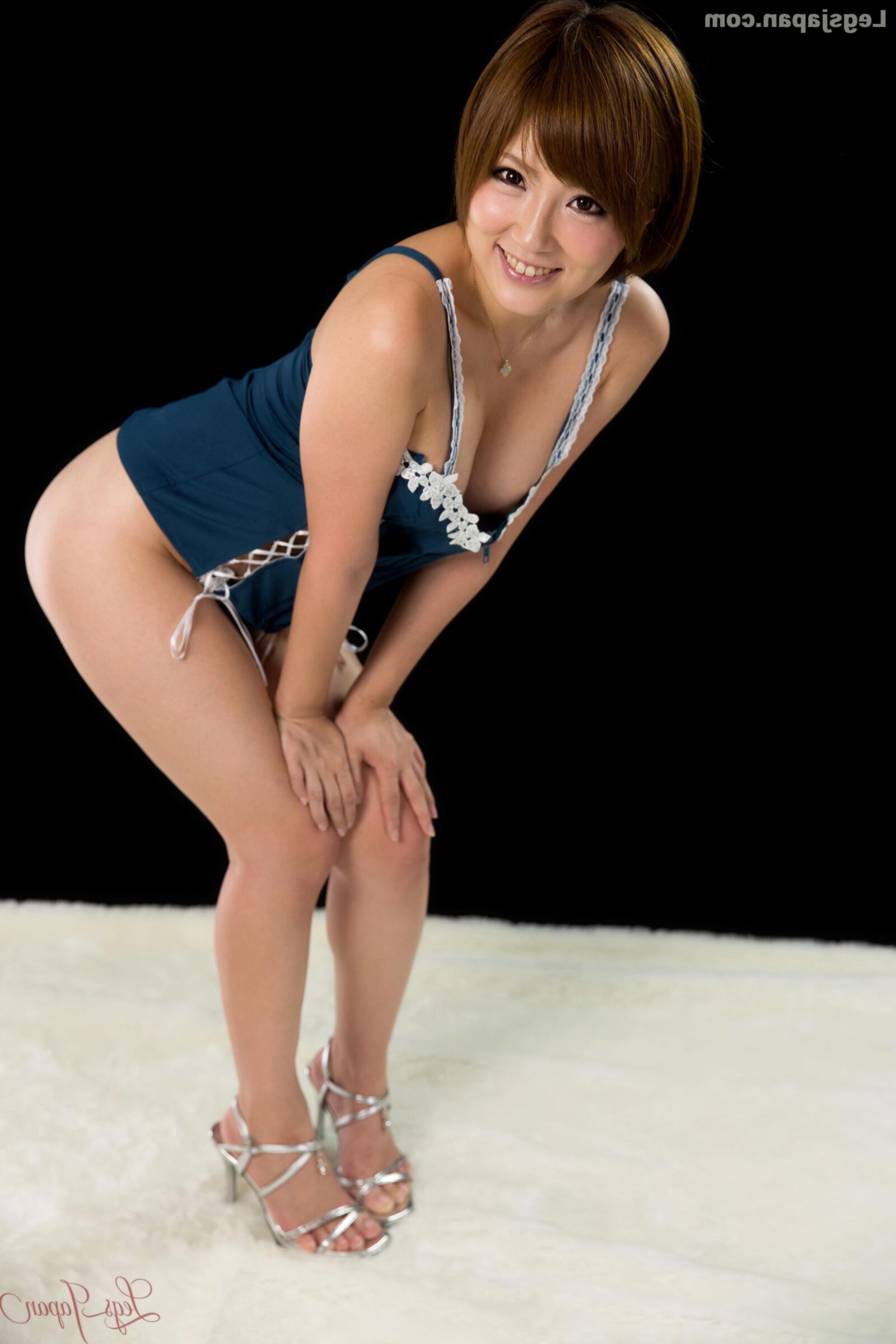 Modelo nude japonês Kaede Oshiro Navy lingerie e saltos altos
