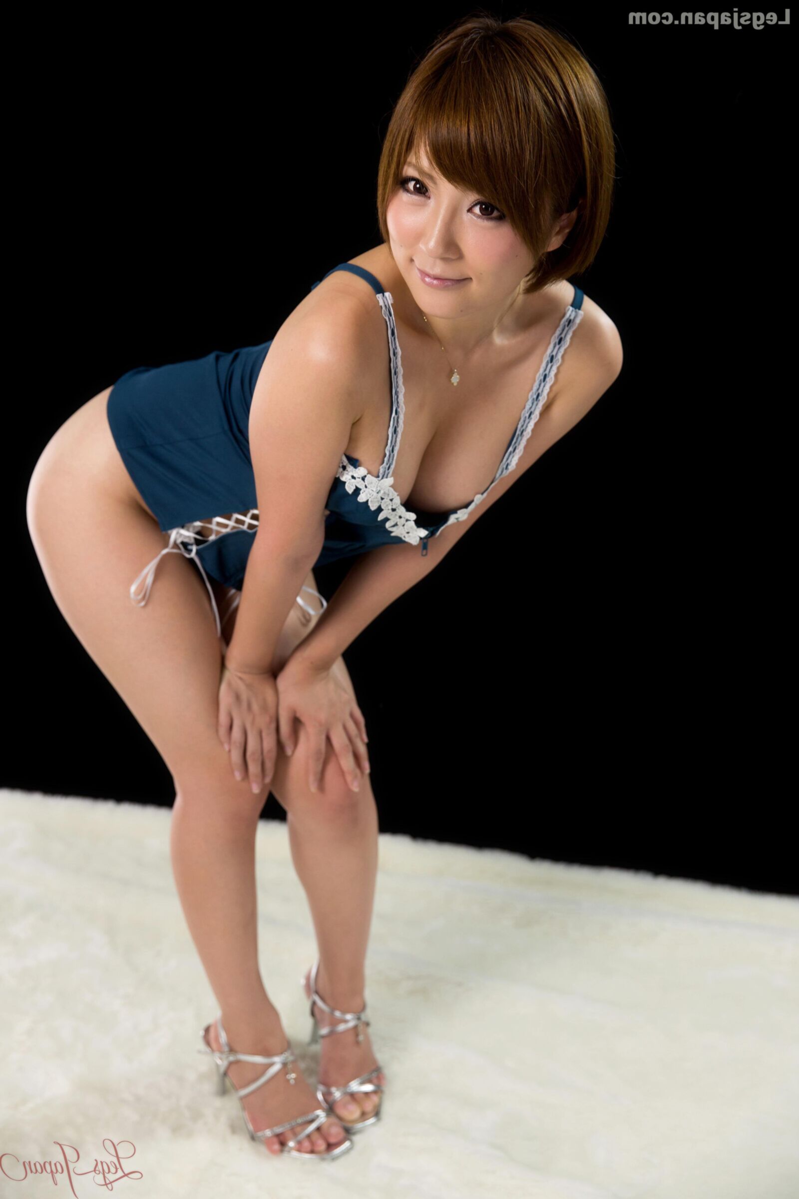 Modelo nude japonês Kaede Oshiro Navy lingerie e saltos altos