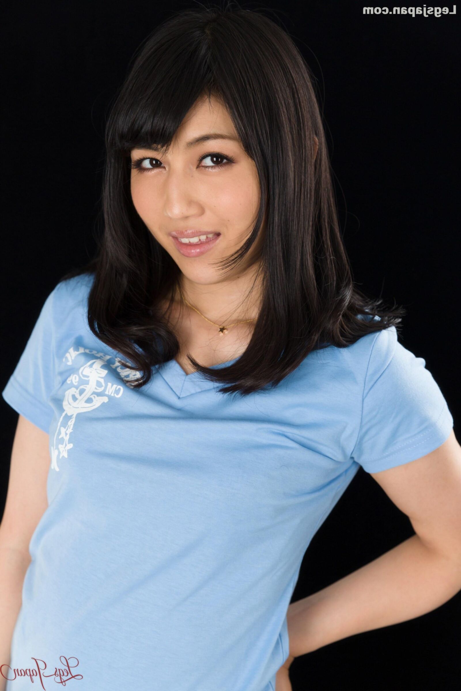 Japanisches Nacktmodell Reo Saionji kurze Shorts und rote Absätze