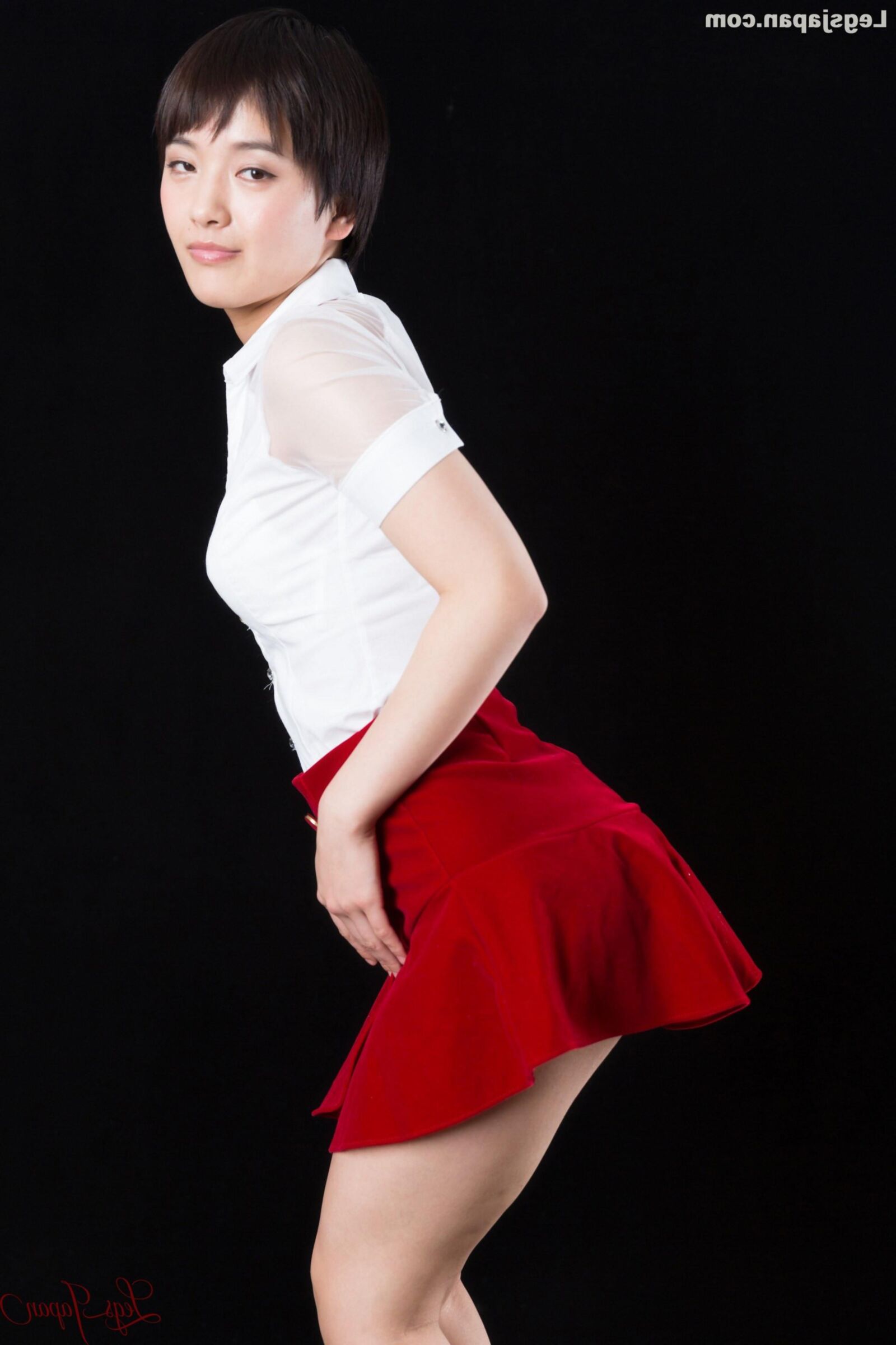 Modelo de desnudos japonés ai mukai falda roja