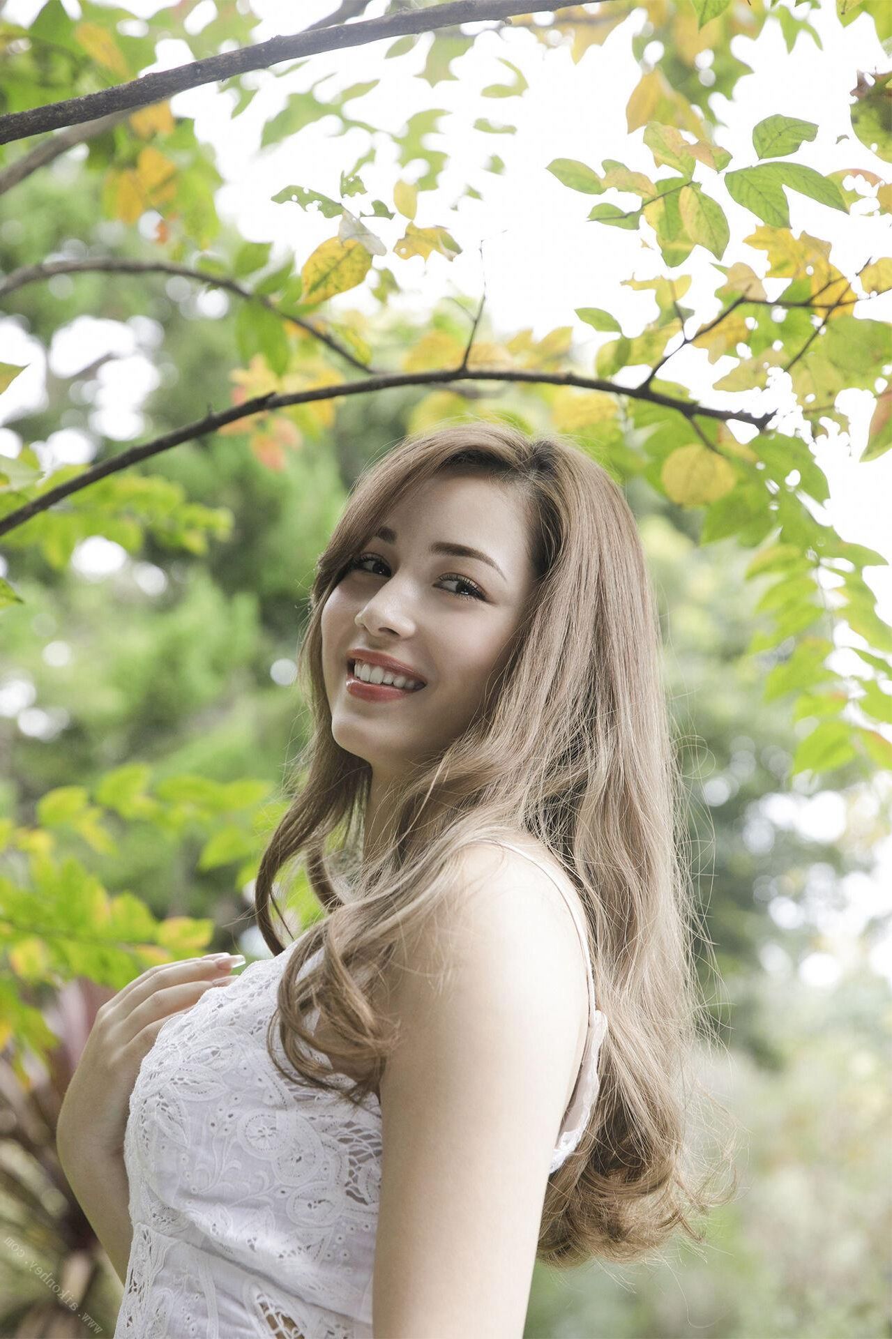 Michelle megumi año hermoso volumen desnudo