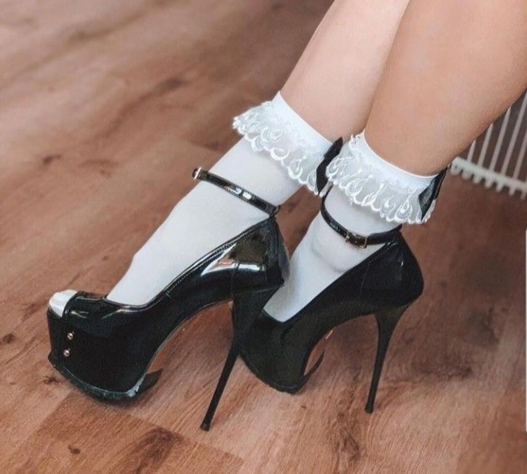  Worship At Her Feet 