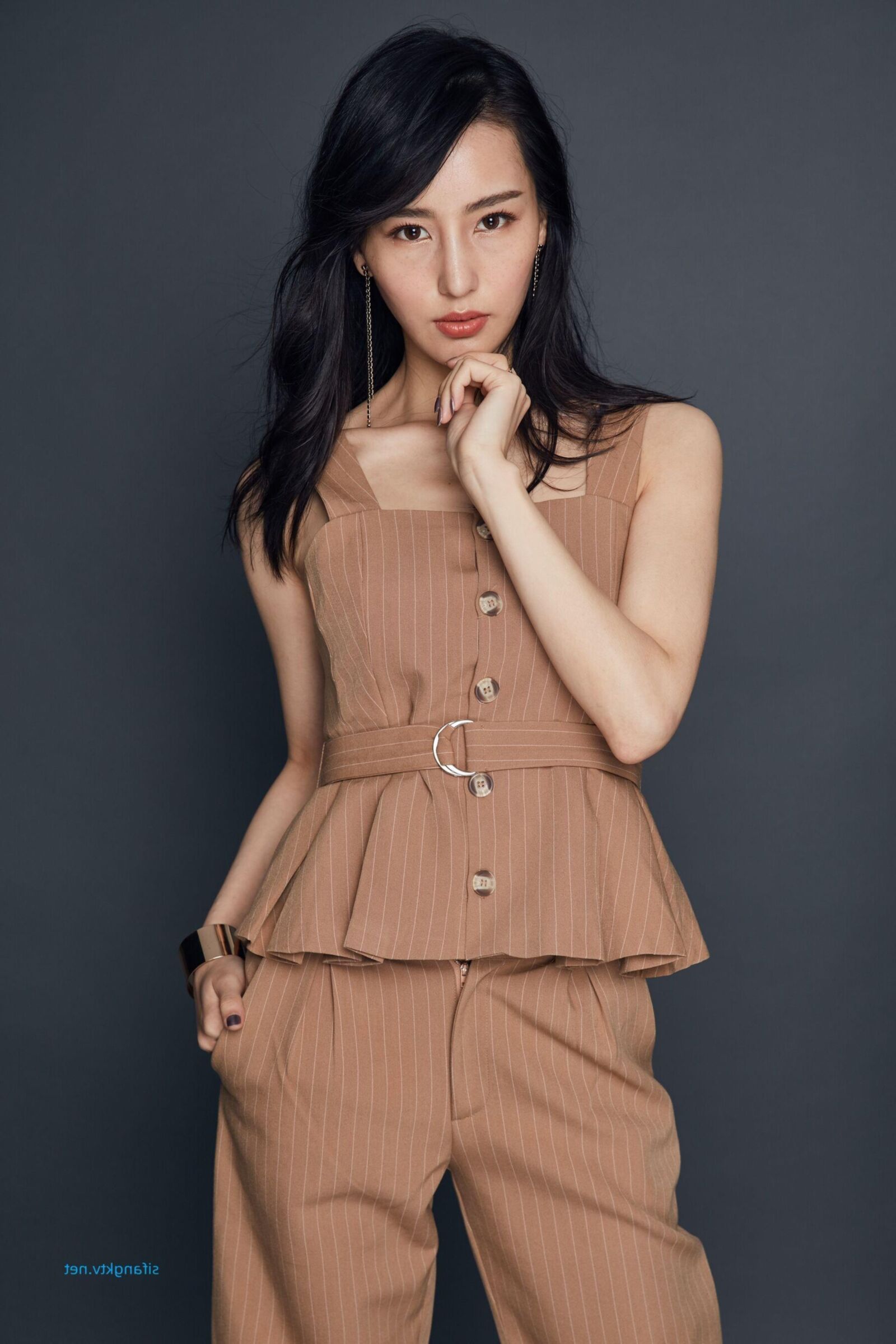 不明なモデルの室内写真撮影