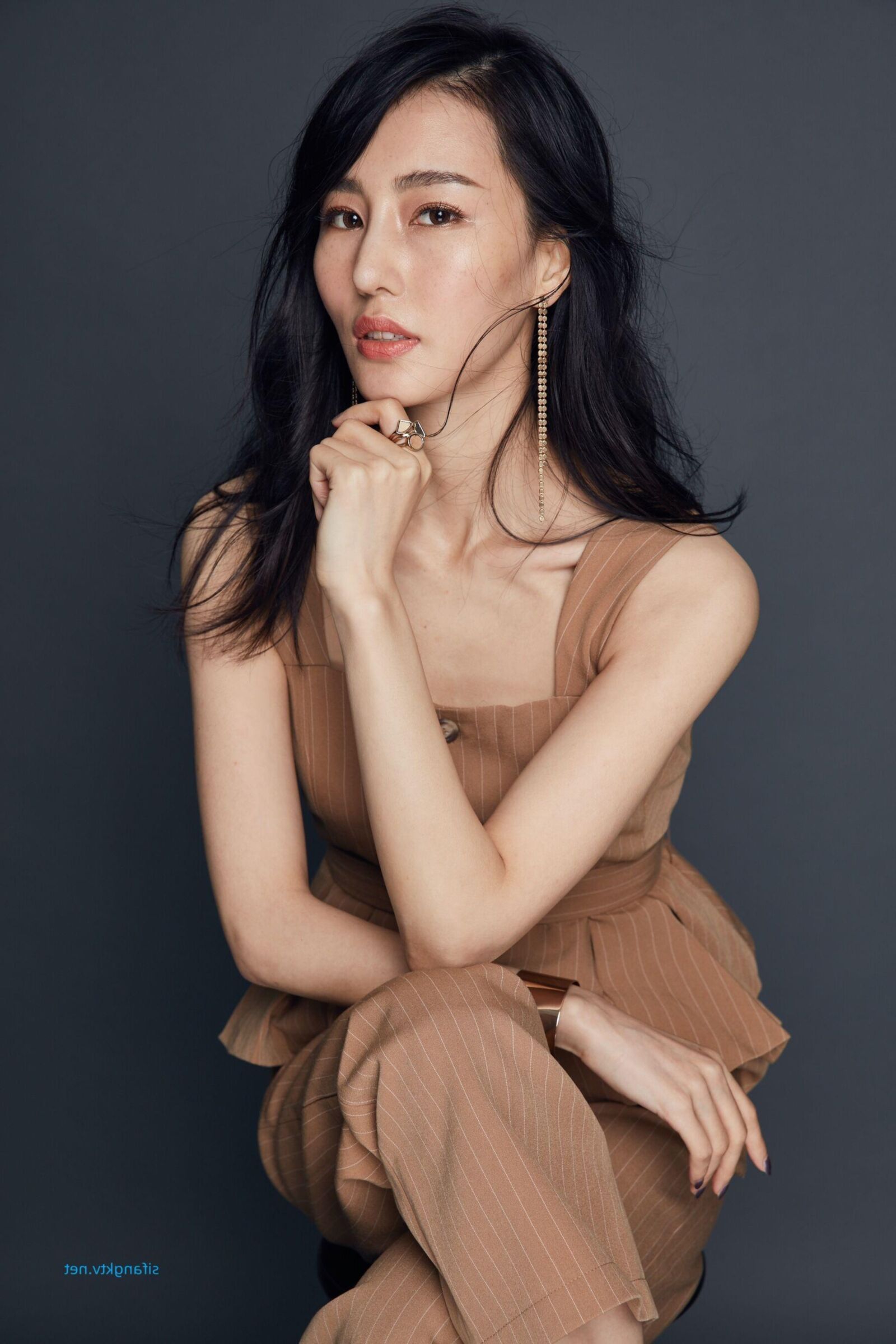 不明なモデルの室内写真撮影