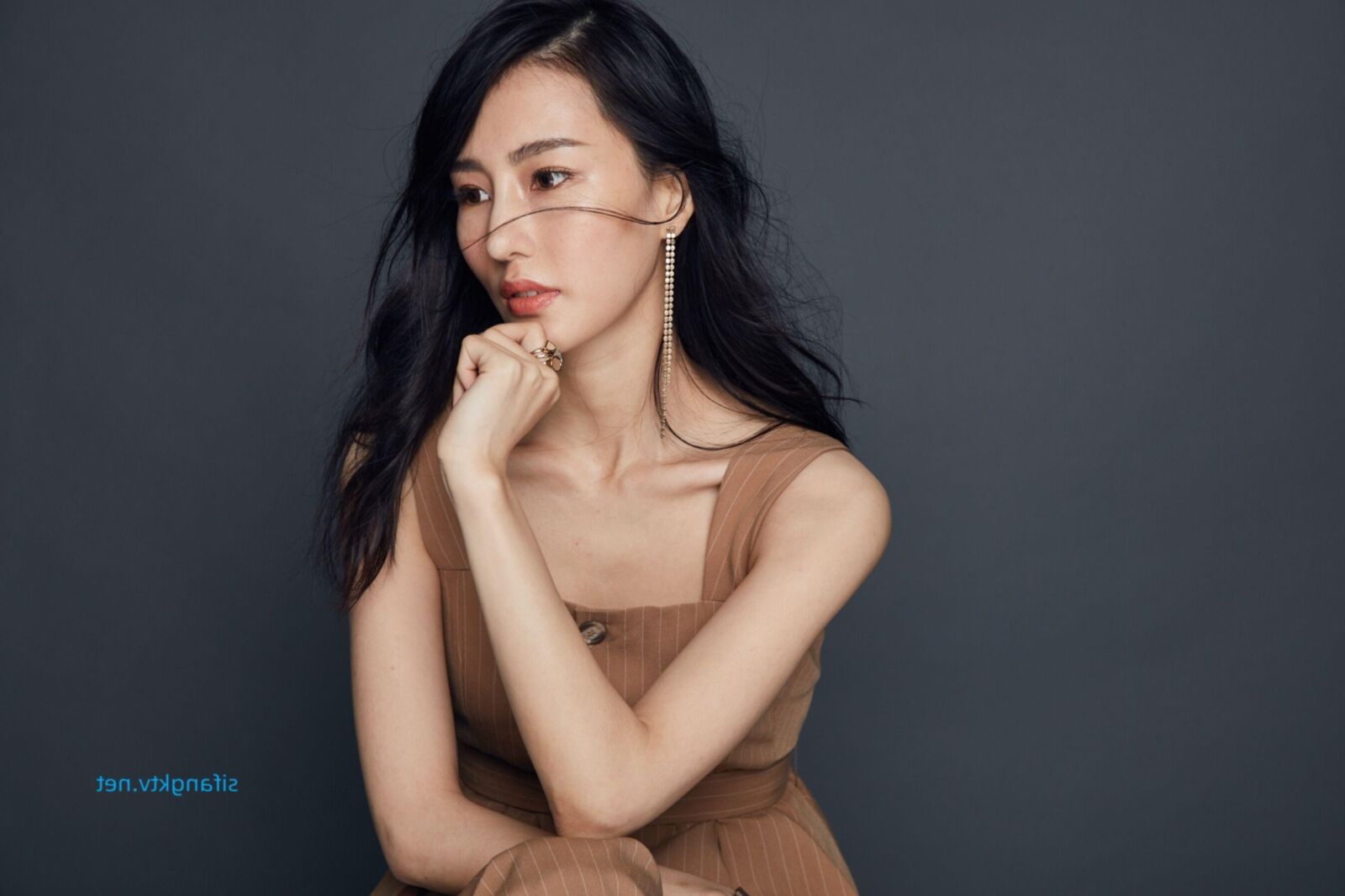 不明なモデルの室内写真撮影