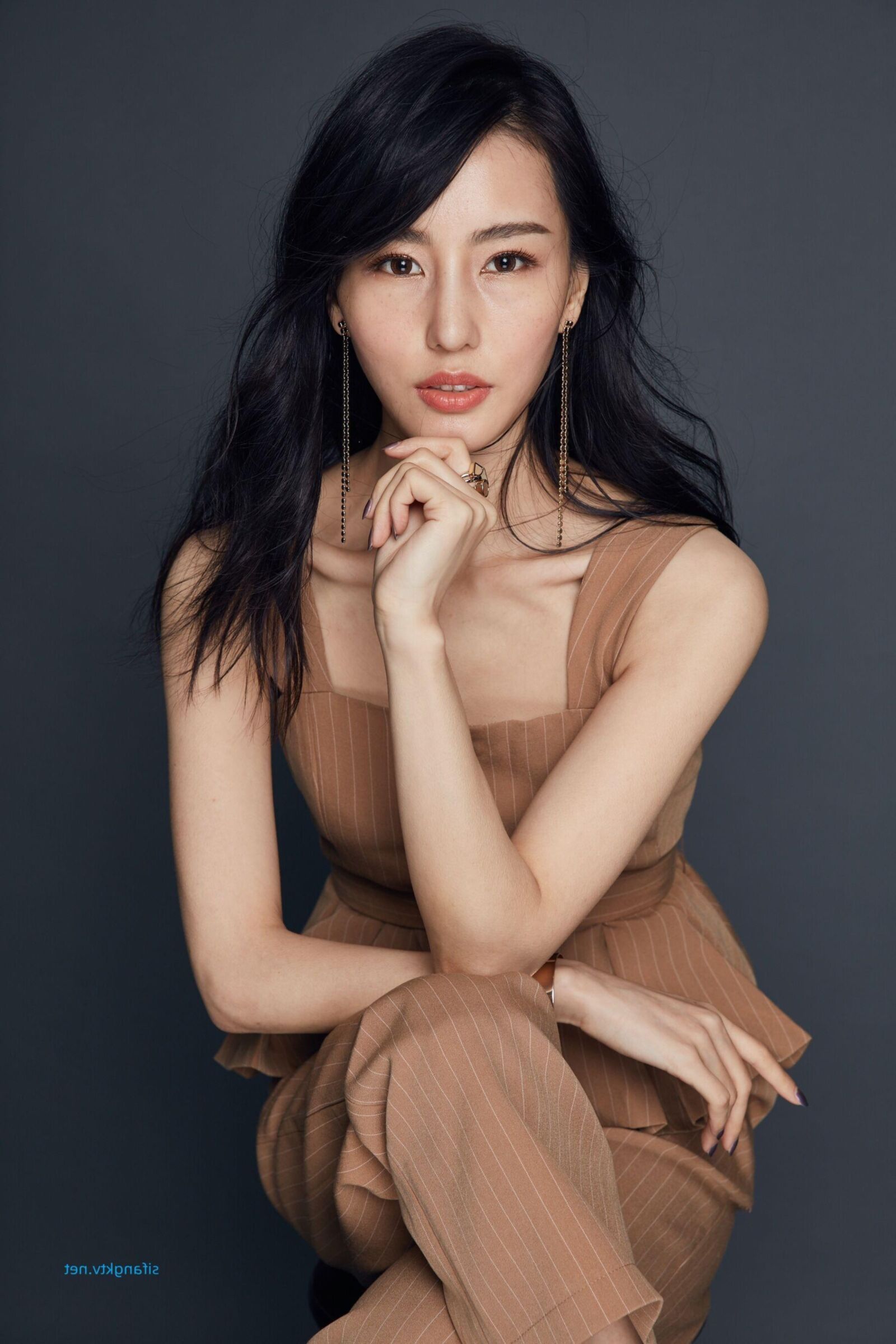 不明なモデルの室内写真撮影
