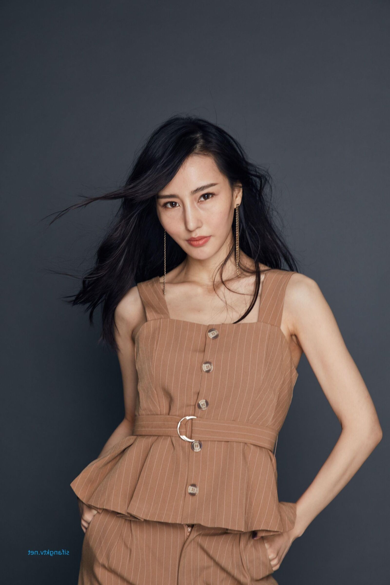 不明なモデルの室内写真撮影