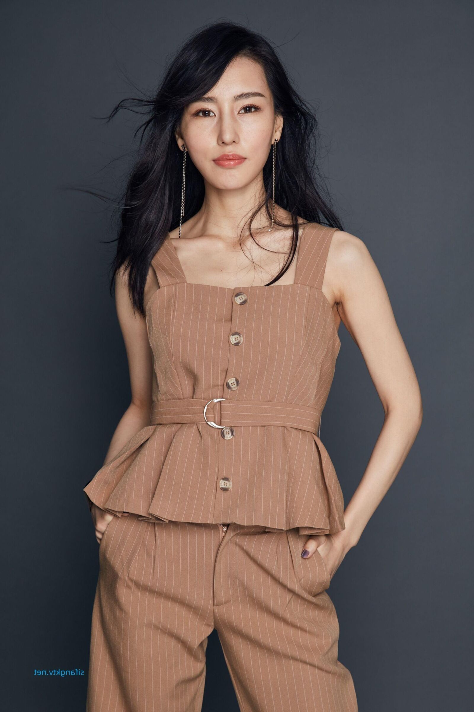 不明なモデルの室内写真撮影