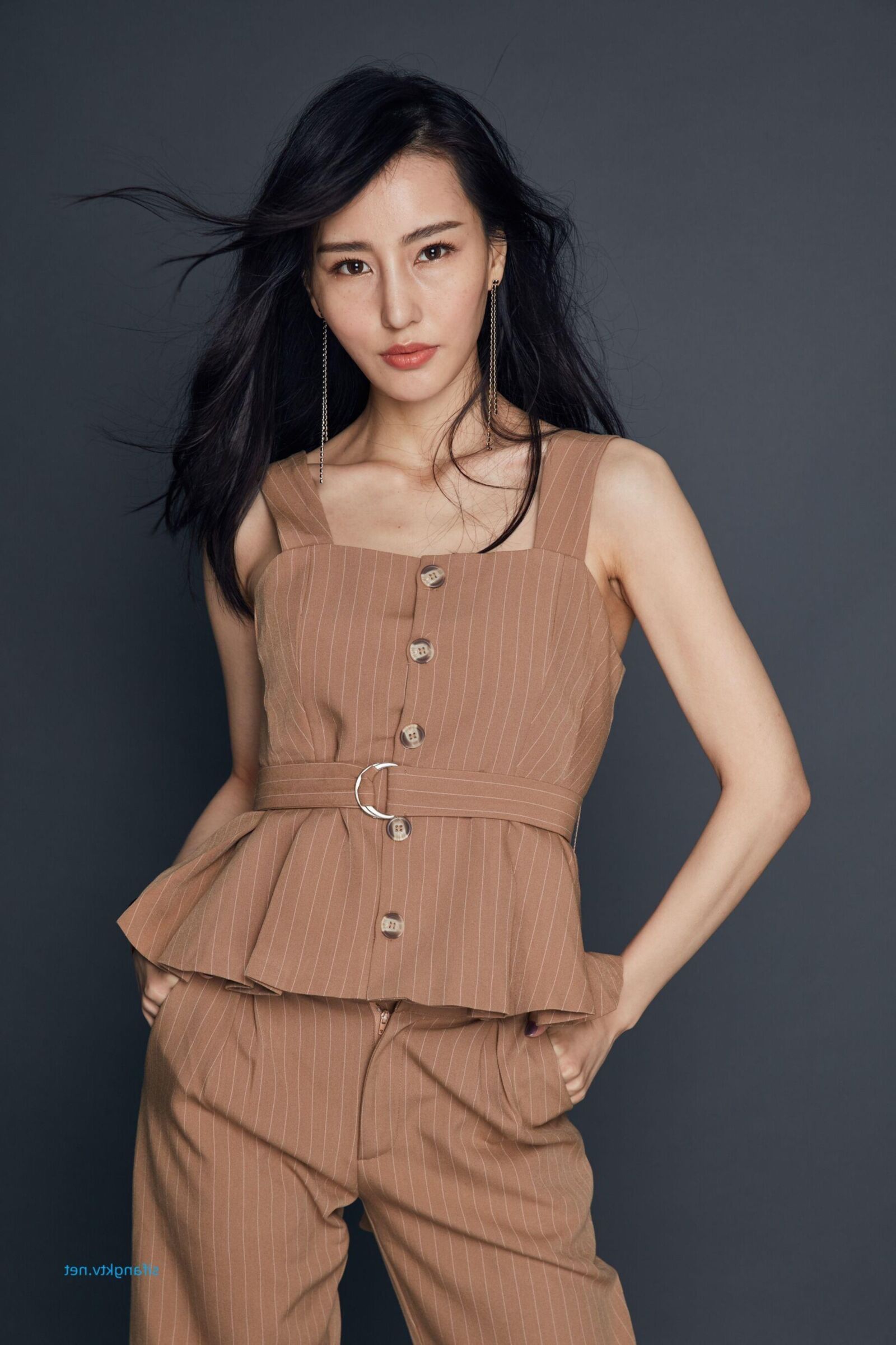 不明なモデルの室内写真撮影