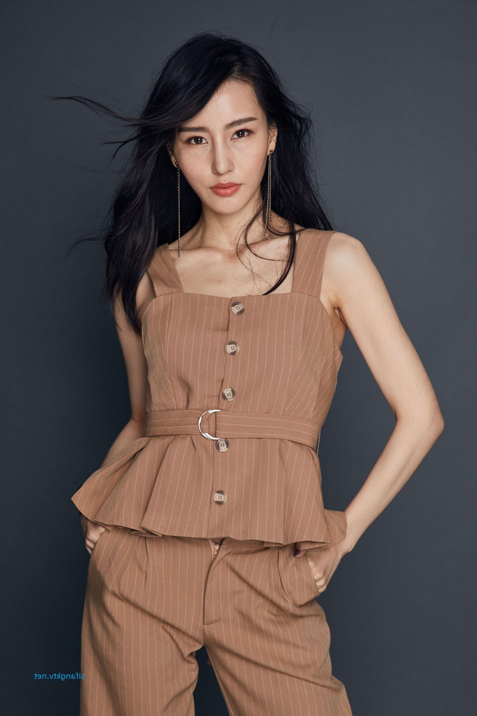 不明なモデルの室内写真撮影