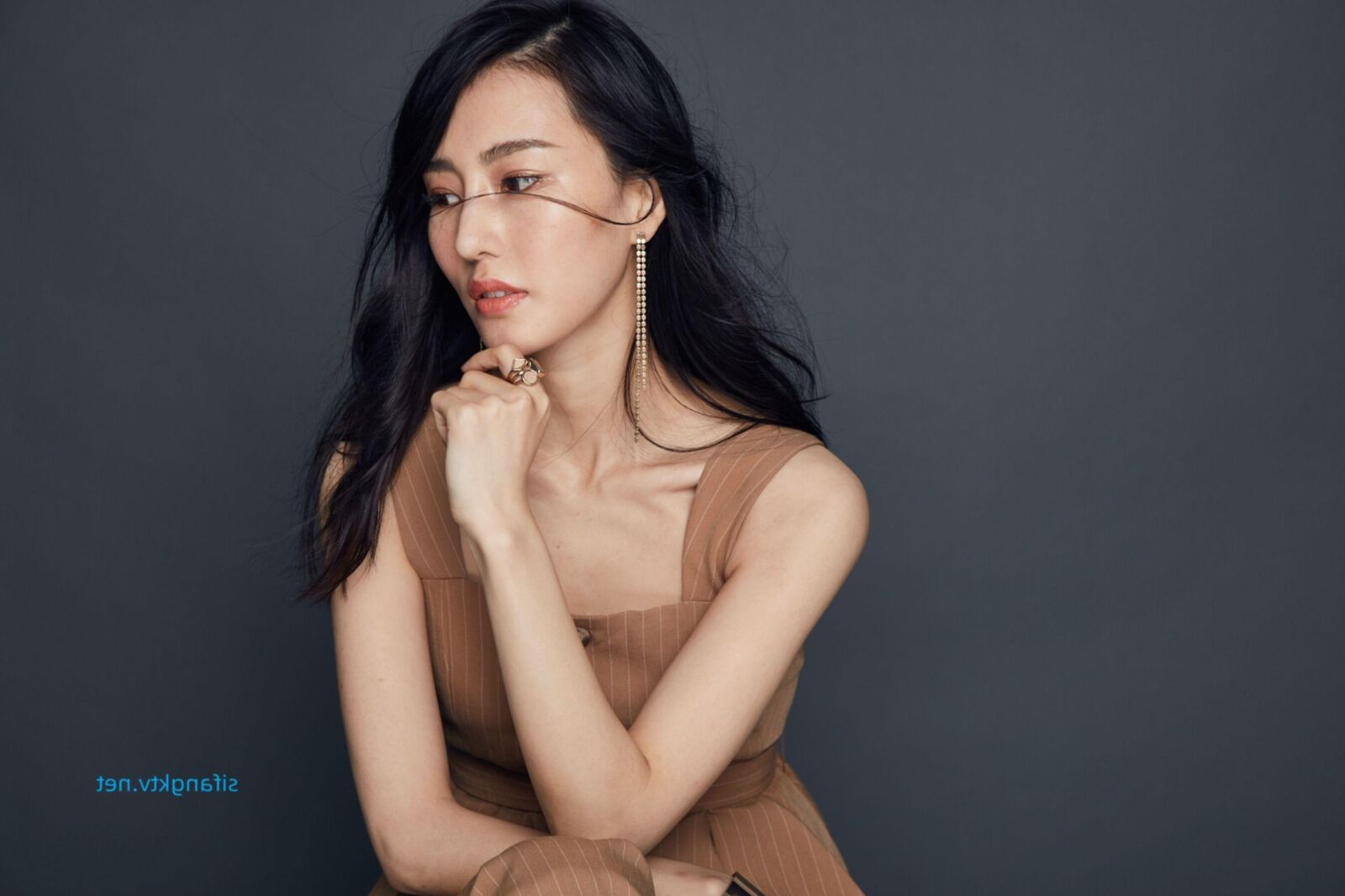 不明なモデルの室内写真撮影