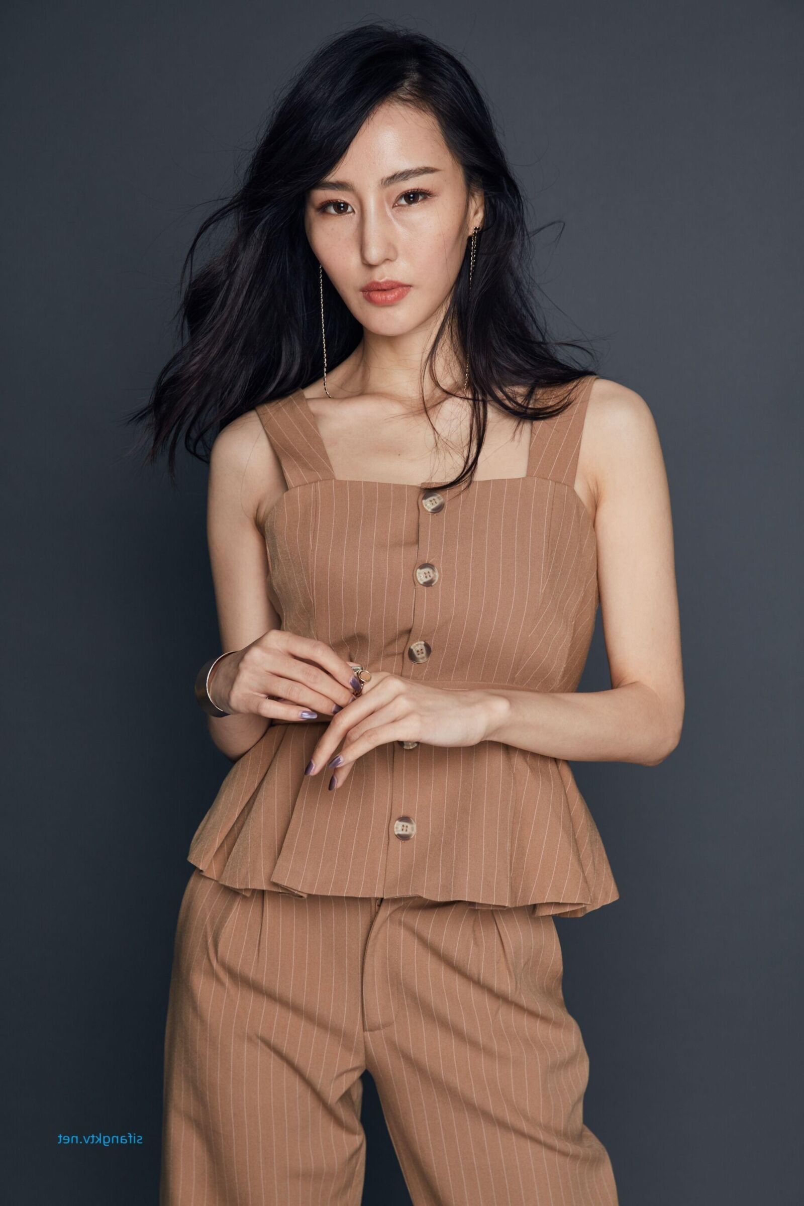 不明なモデルの室内写真撮影
