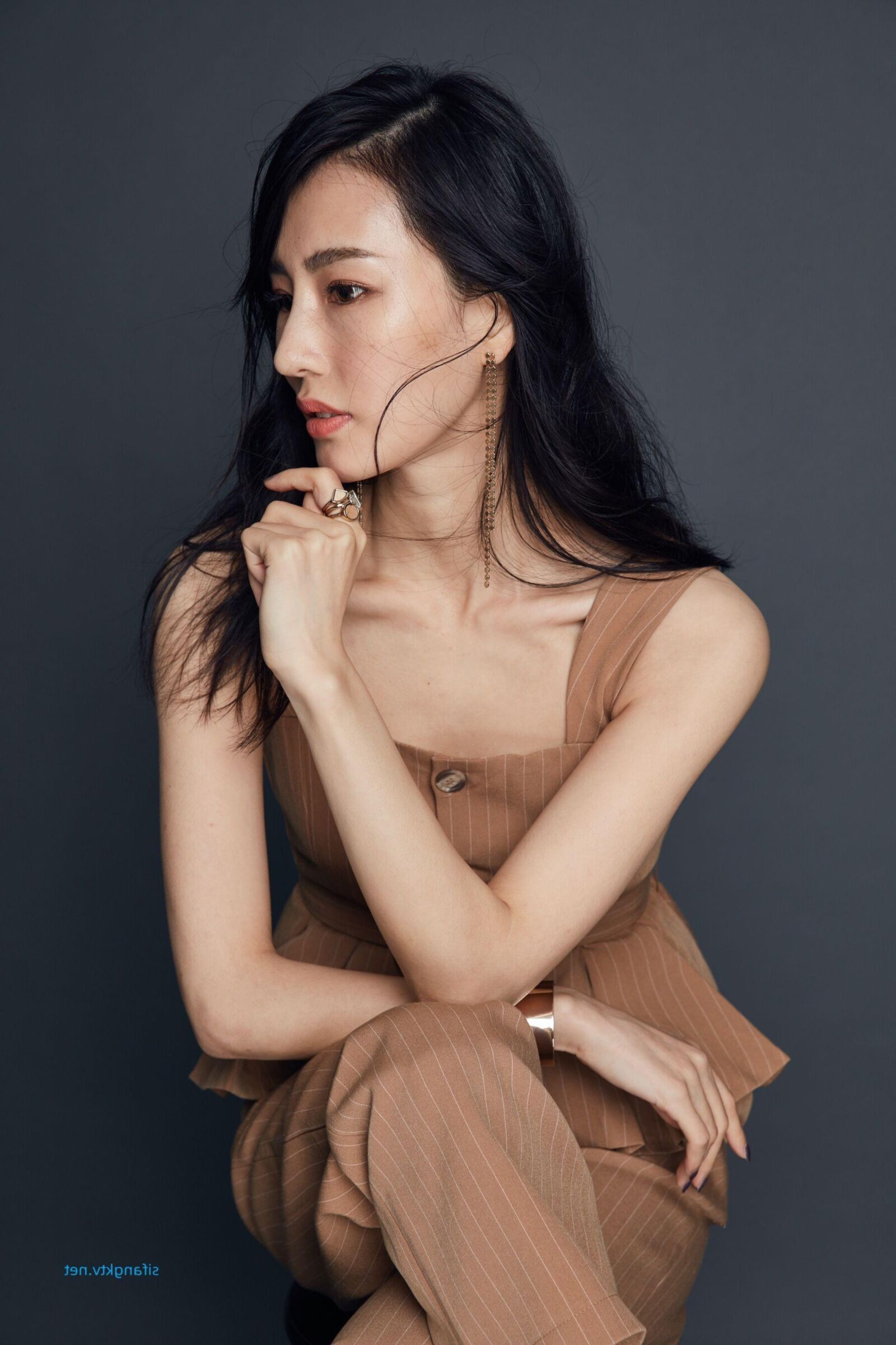不明なモデルの室内写真撮影