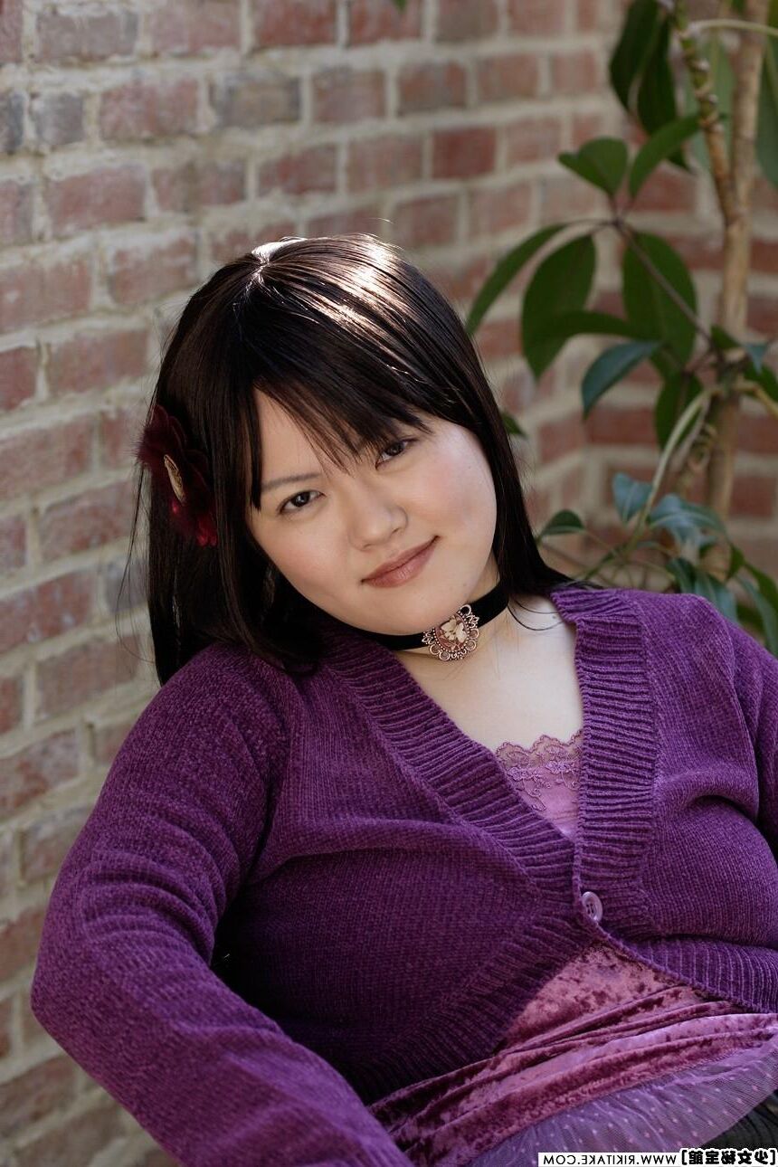 日本のヌードモデルRiona Murakami