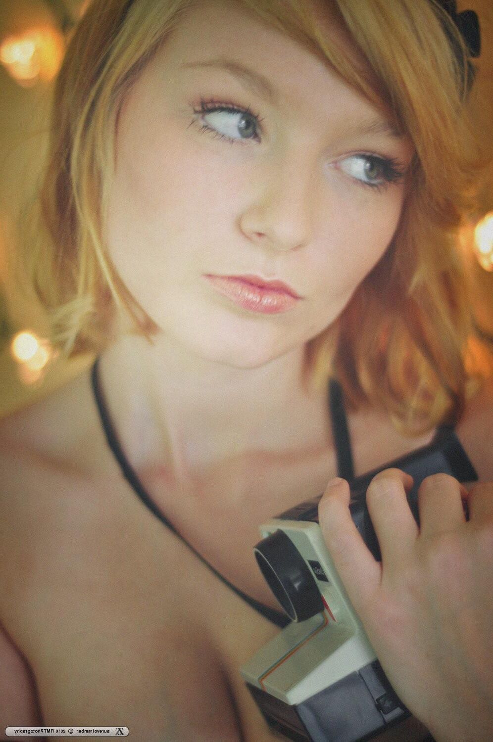 Zivity Aurevoiramber Rosalie mit Polaroid (x)