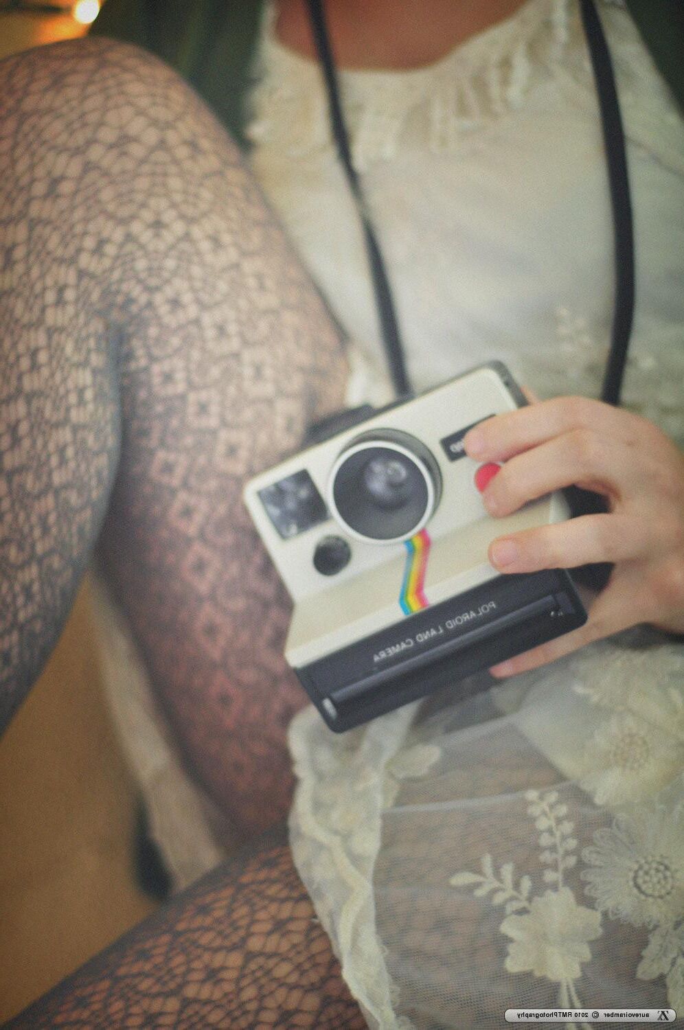 Zivity Aurevoiramber Rosalie mit Polaroid (x)