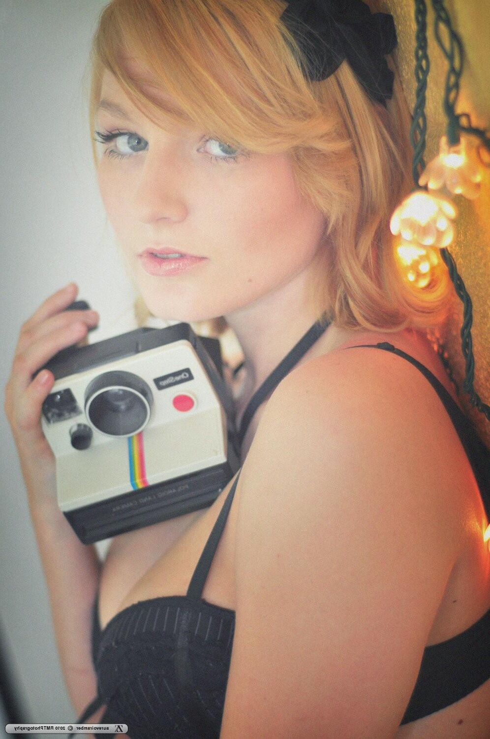 Zivity Aurevoiramber Rosalie mit Polaroid (x)