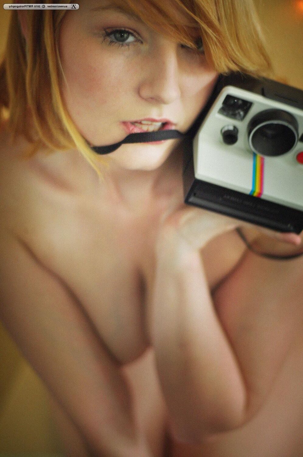 Zivity Aurevoiramber Rosalie mit Polaroid (x)