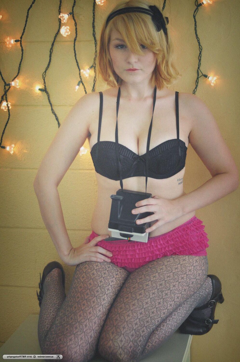 Zivity Aurevoiramber Rosalie mit Polaroid (x)