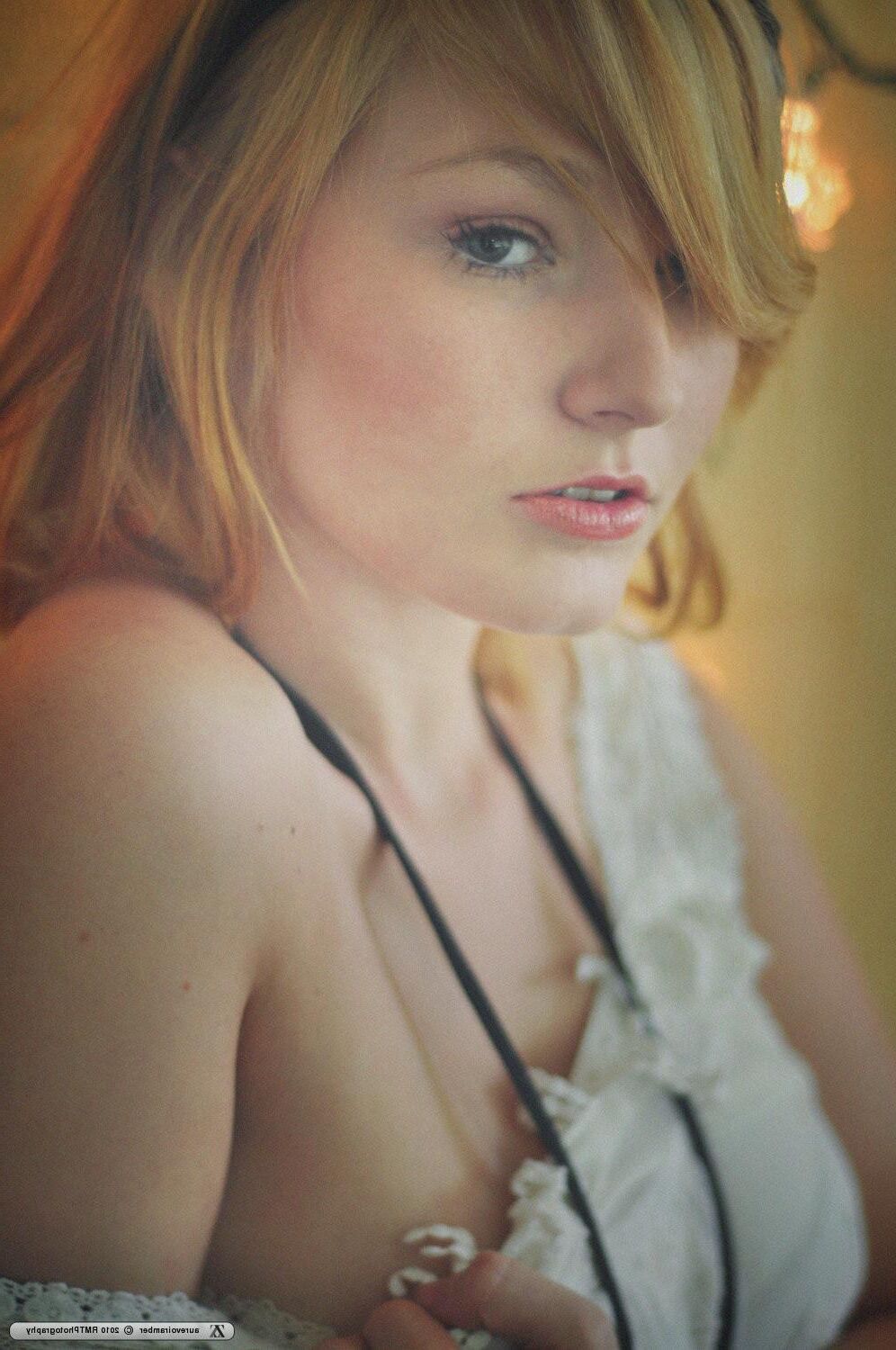Zivity Aurevoiramber Rosalie mit Polaroid (x)