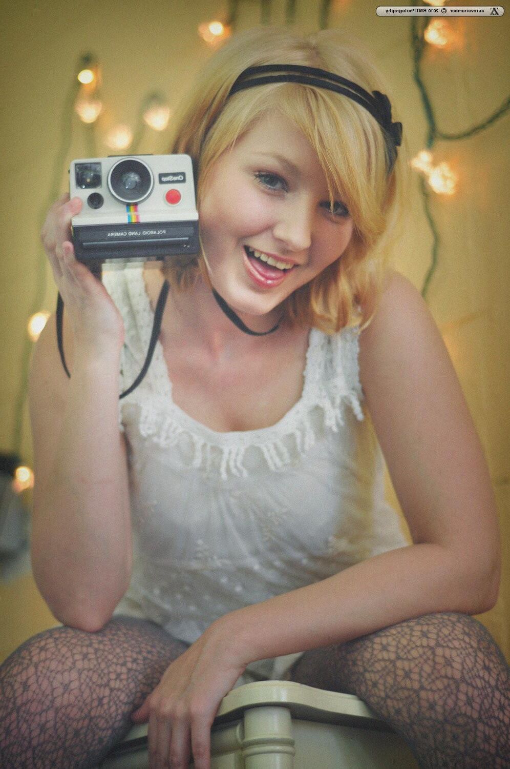 Zivity Aurevoiramber Rosalie mit Polaroid (x)