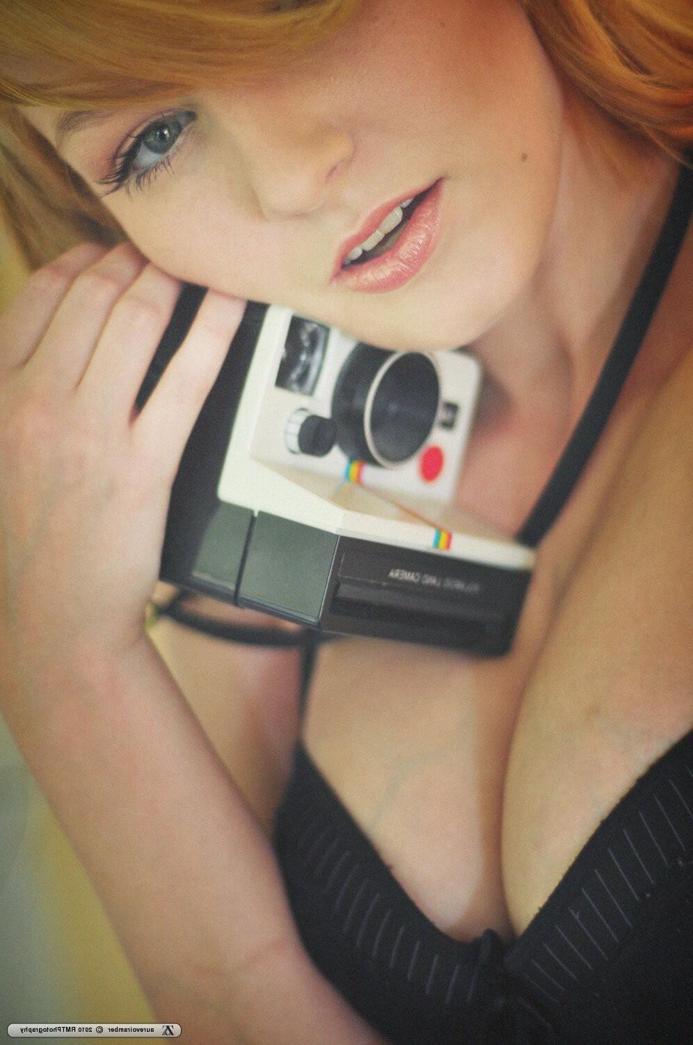 Zivity Aurevoiramber Rosalie mit Polaroid (x)