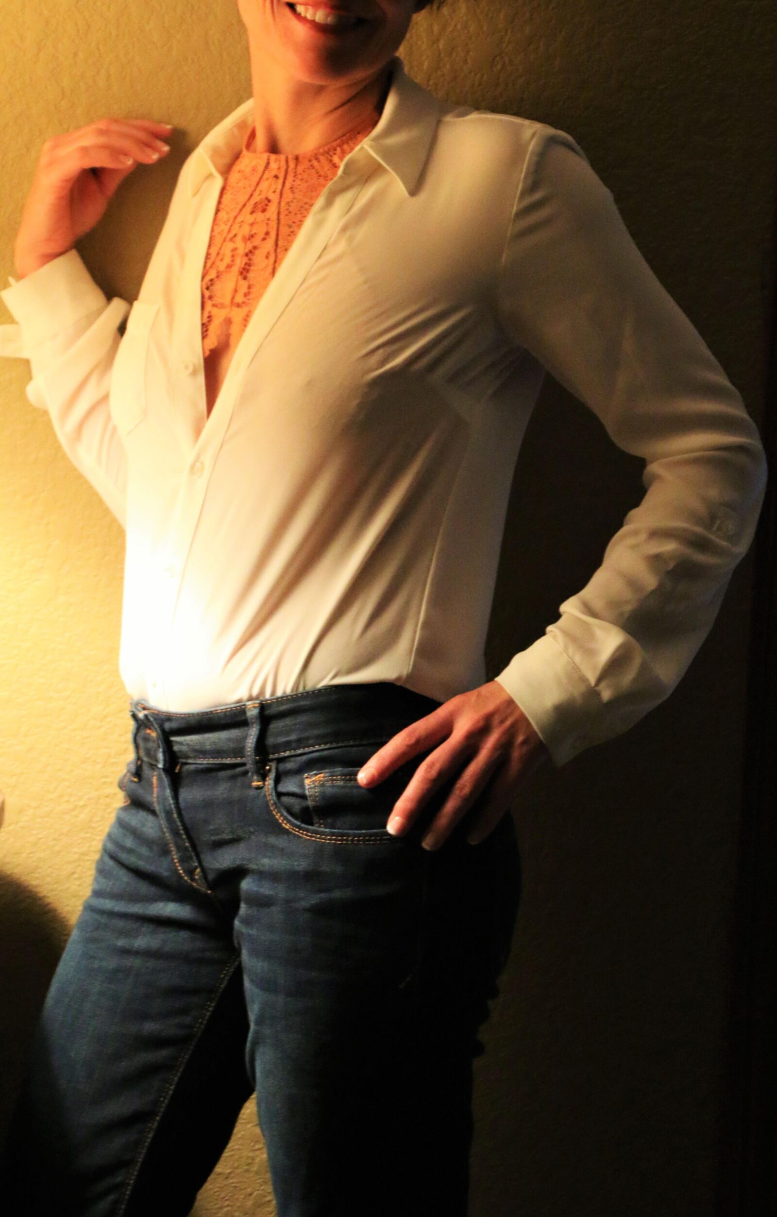 Orangefarbene Lacy Dessous unter meinem weißen Hemd und meiner Jeans