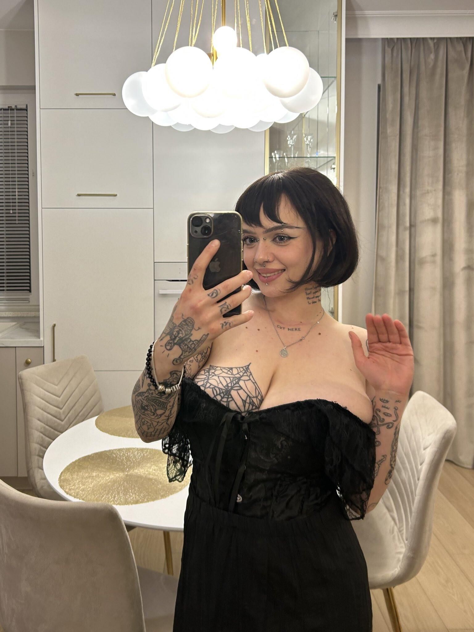 Jules énormes seins cuvey beauté tatouée fille mixte coups chauds