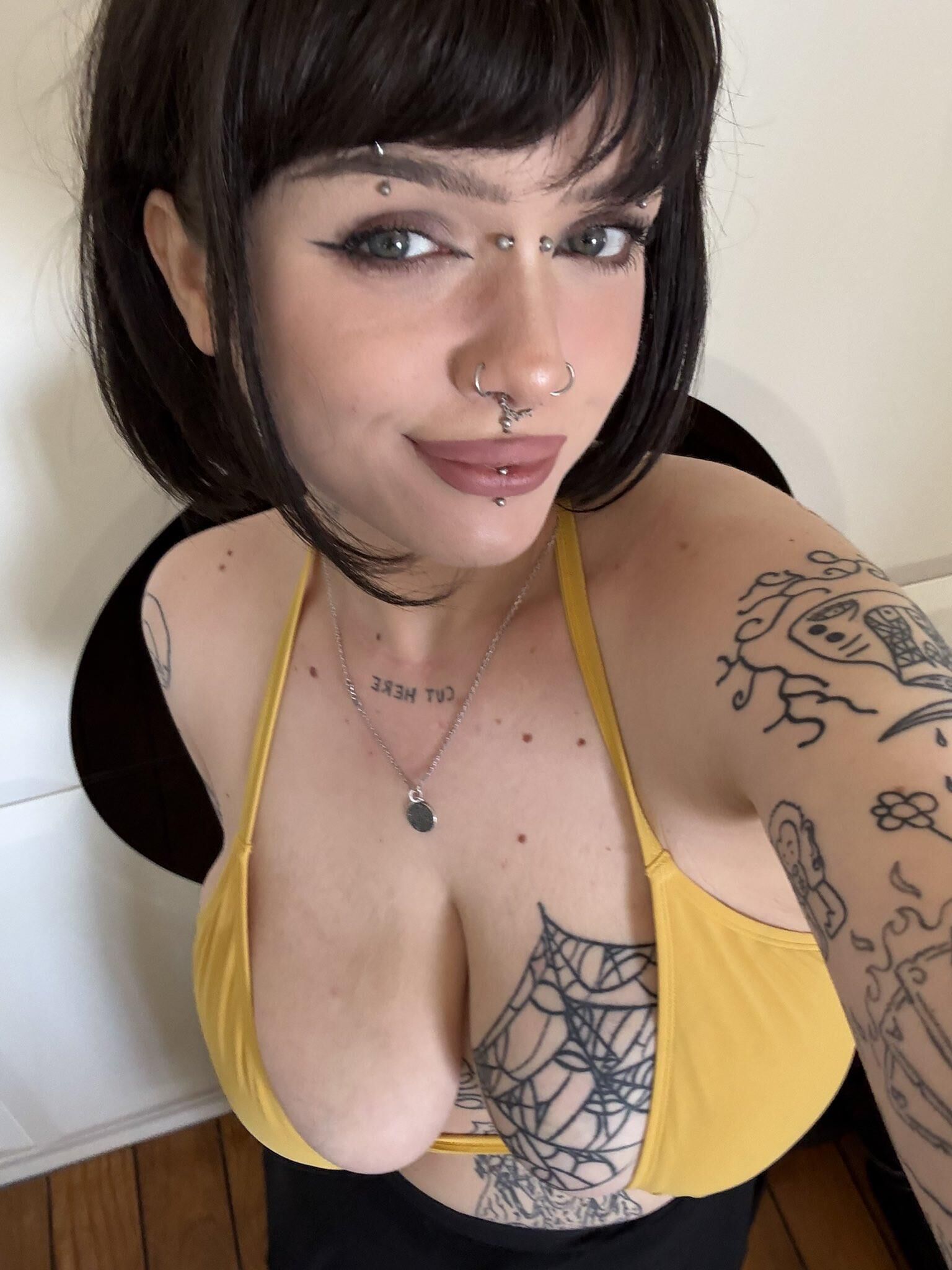 Jules énormes seins cuvey beauté tatouée fille mixte coups chauds