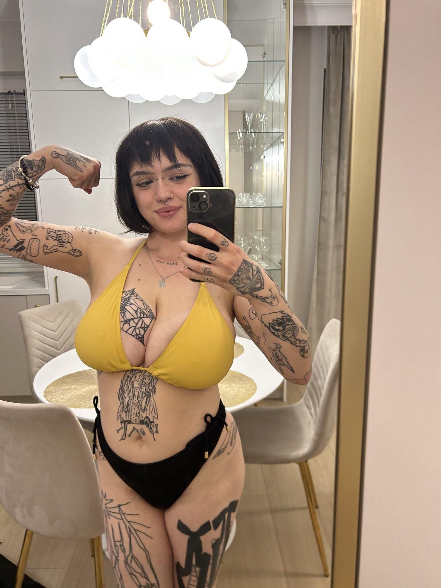 Jules énormes seins cuvey beauté tatouée fille mixte coups chauds