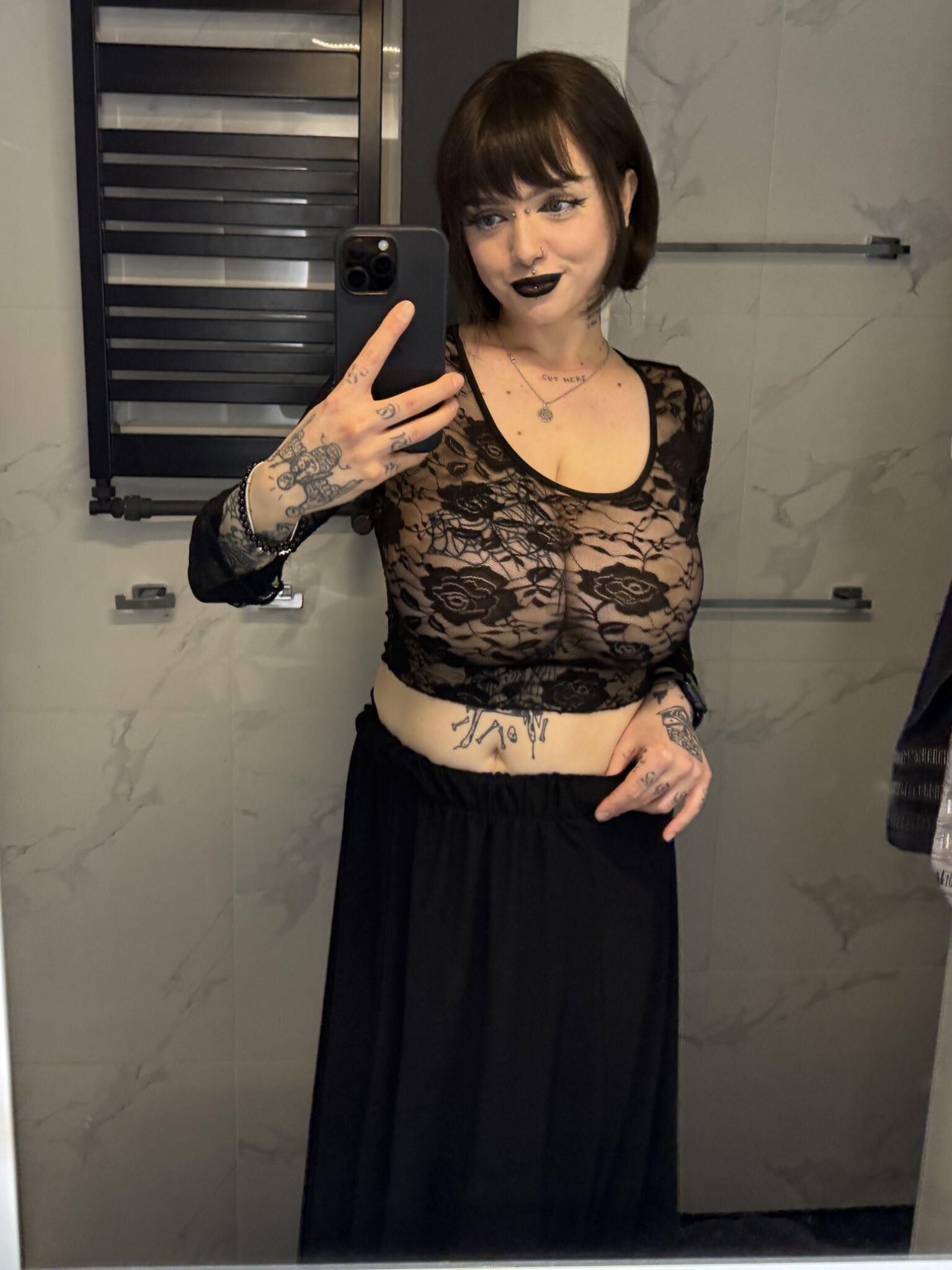 Jules énormes seins cuvey beauté tatouée fille mixte coups chauds