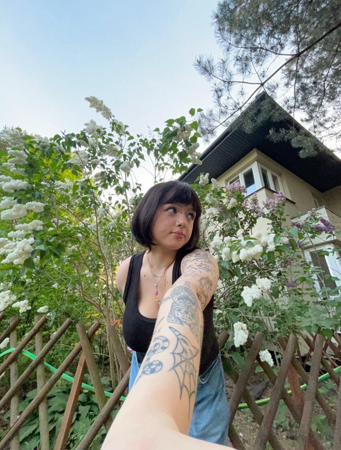 Jules énormes seins cuvey beauté tatouée fille mixte coups chauds