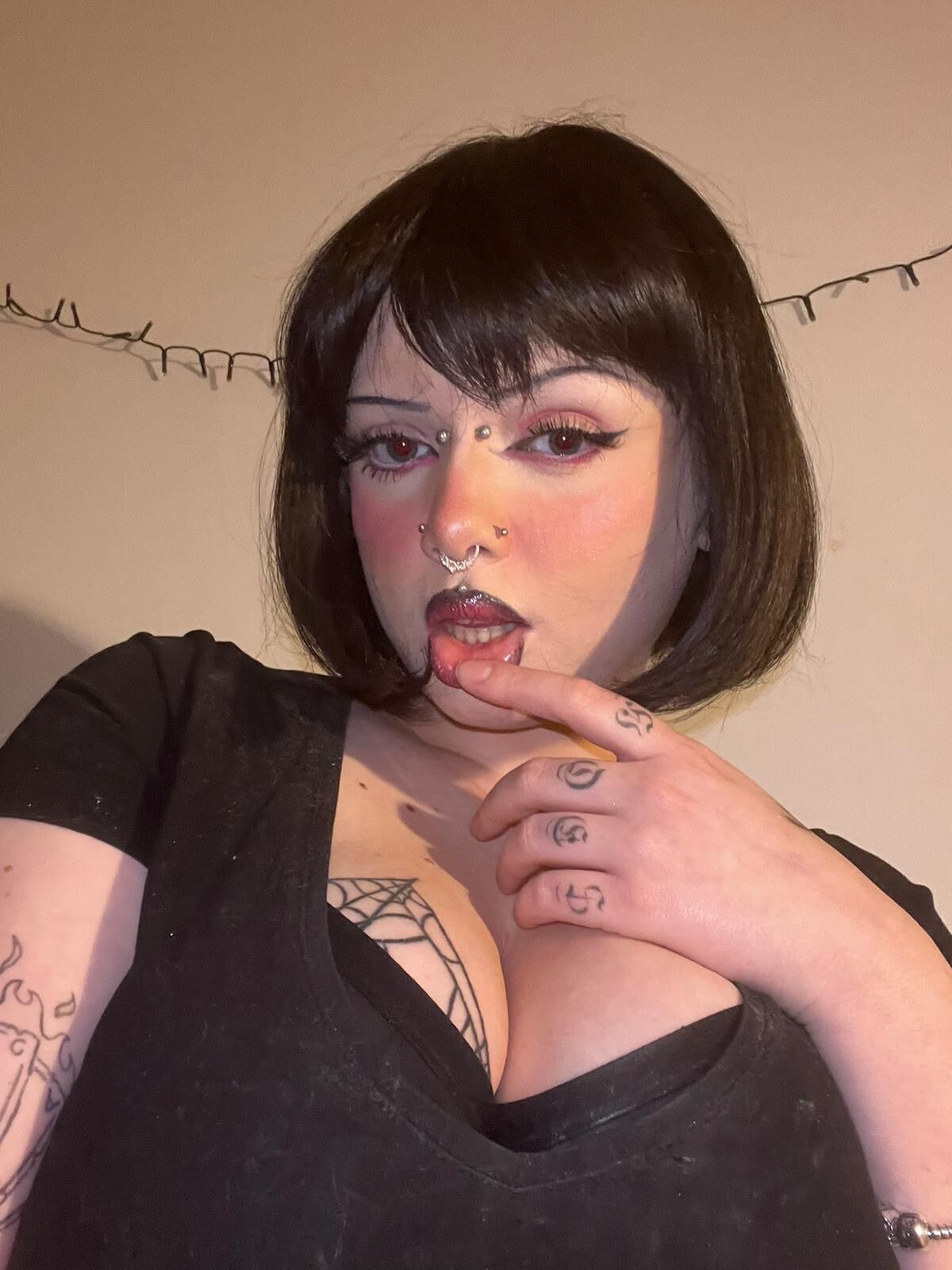Jules énormes seins cuvey beauté tatouée fille mixte coups chauds