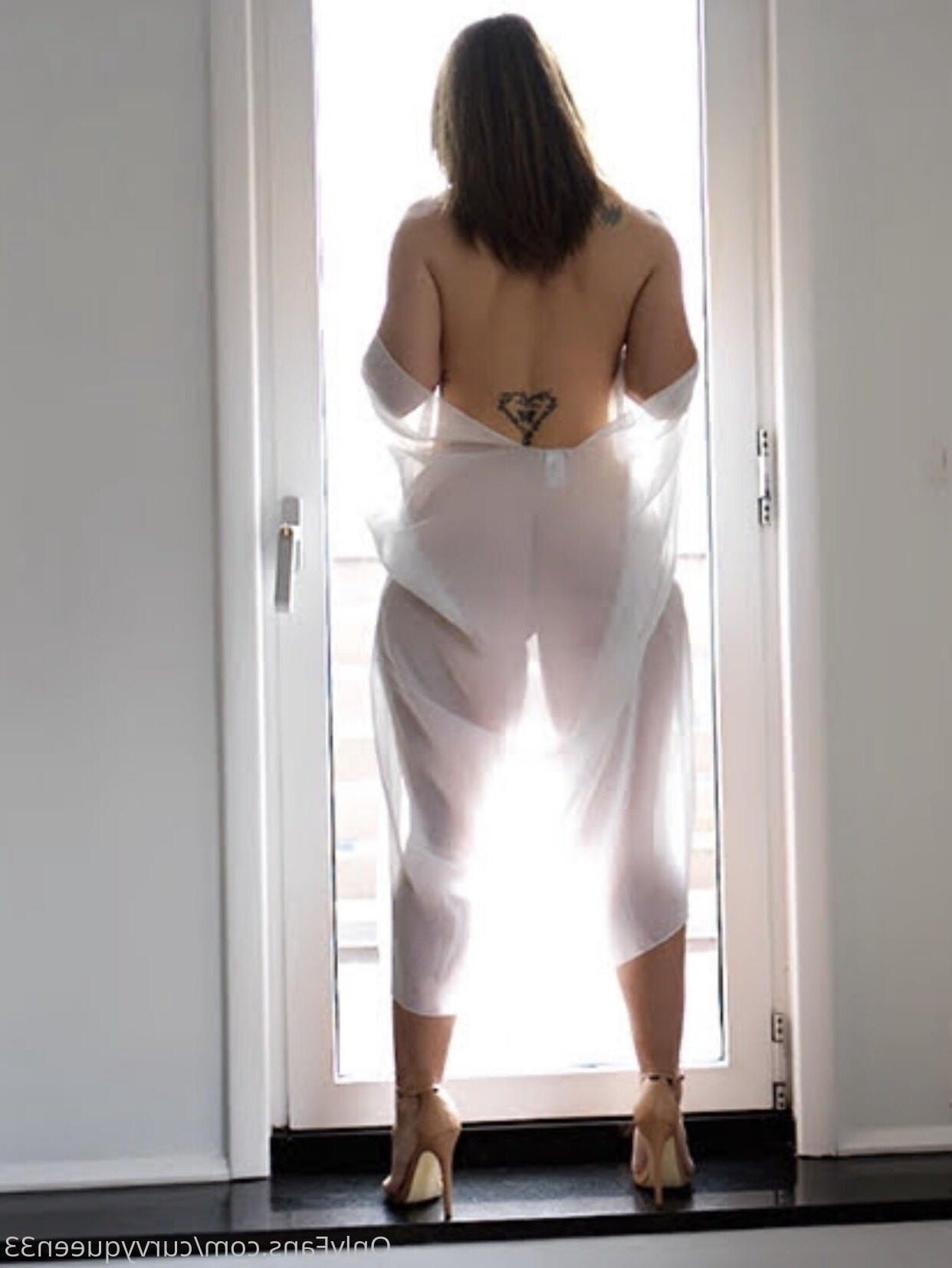 Tamara Big Arsch kurvy geile brünette reife Frau gemischte heiße Schüsse