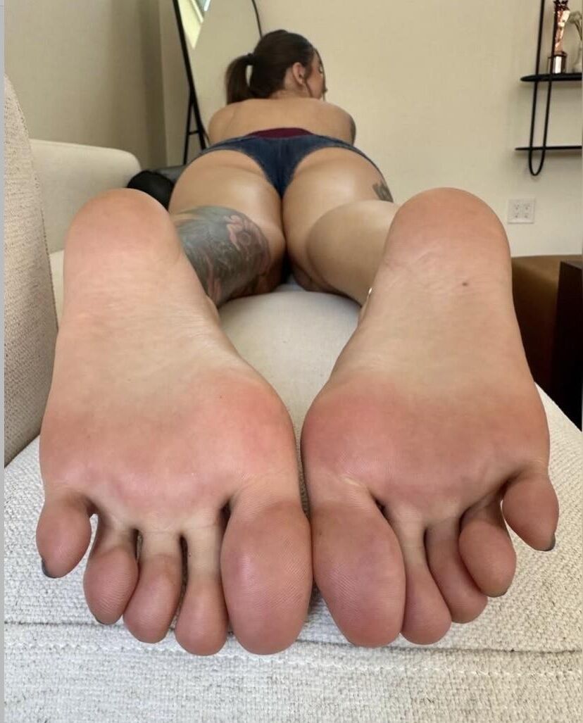 Bare Feet Cuties