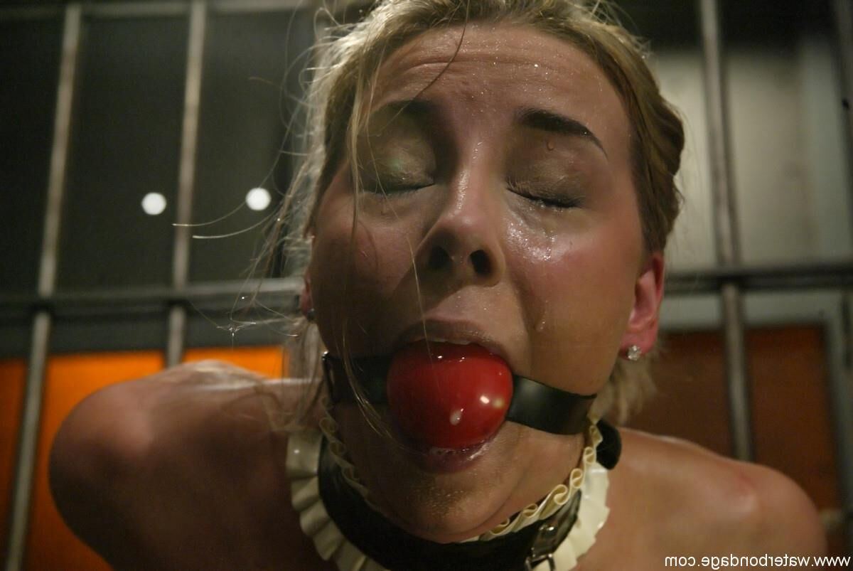 Gags tornam as mulheres salivadas