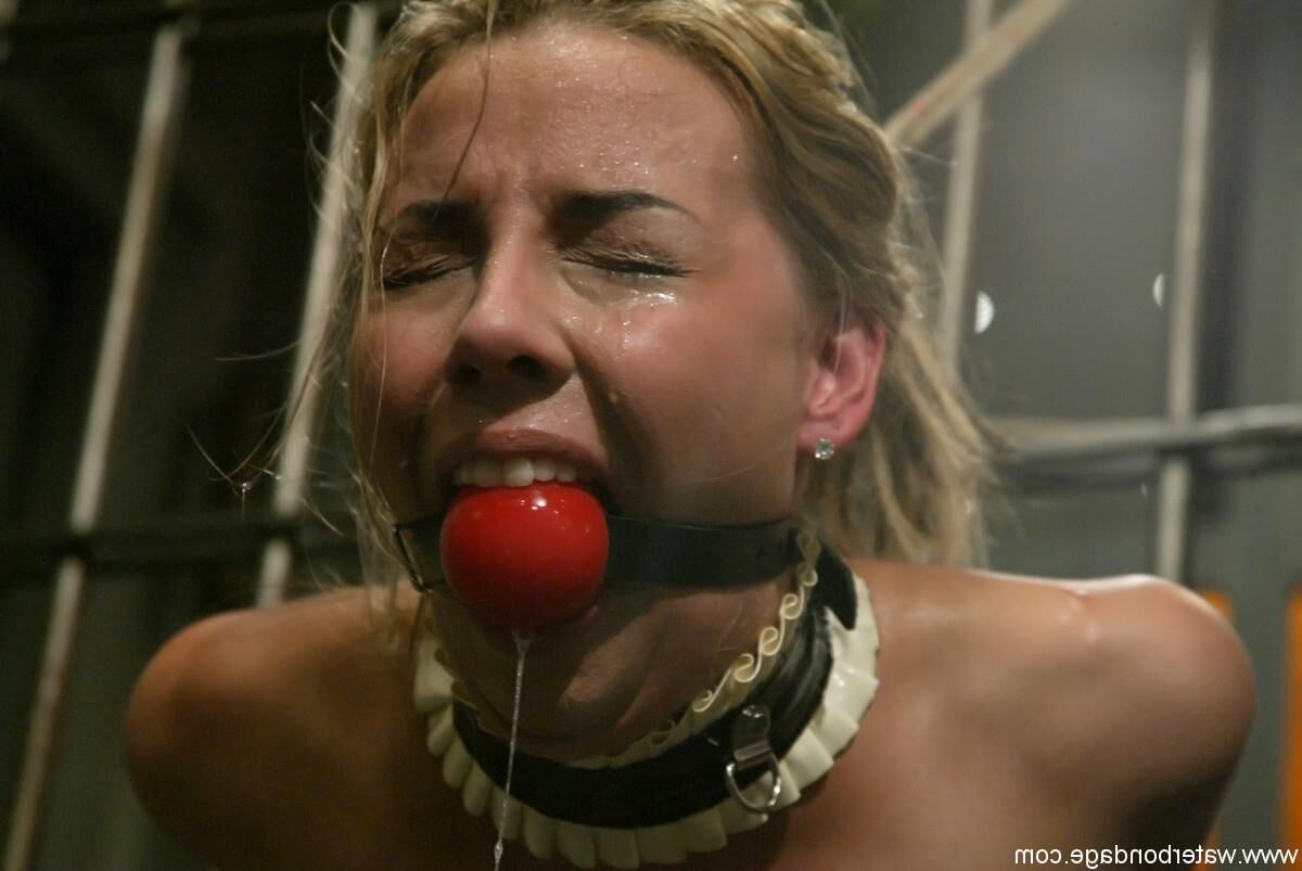 Gags tornam as mulheres salivadas