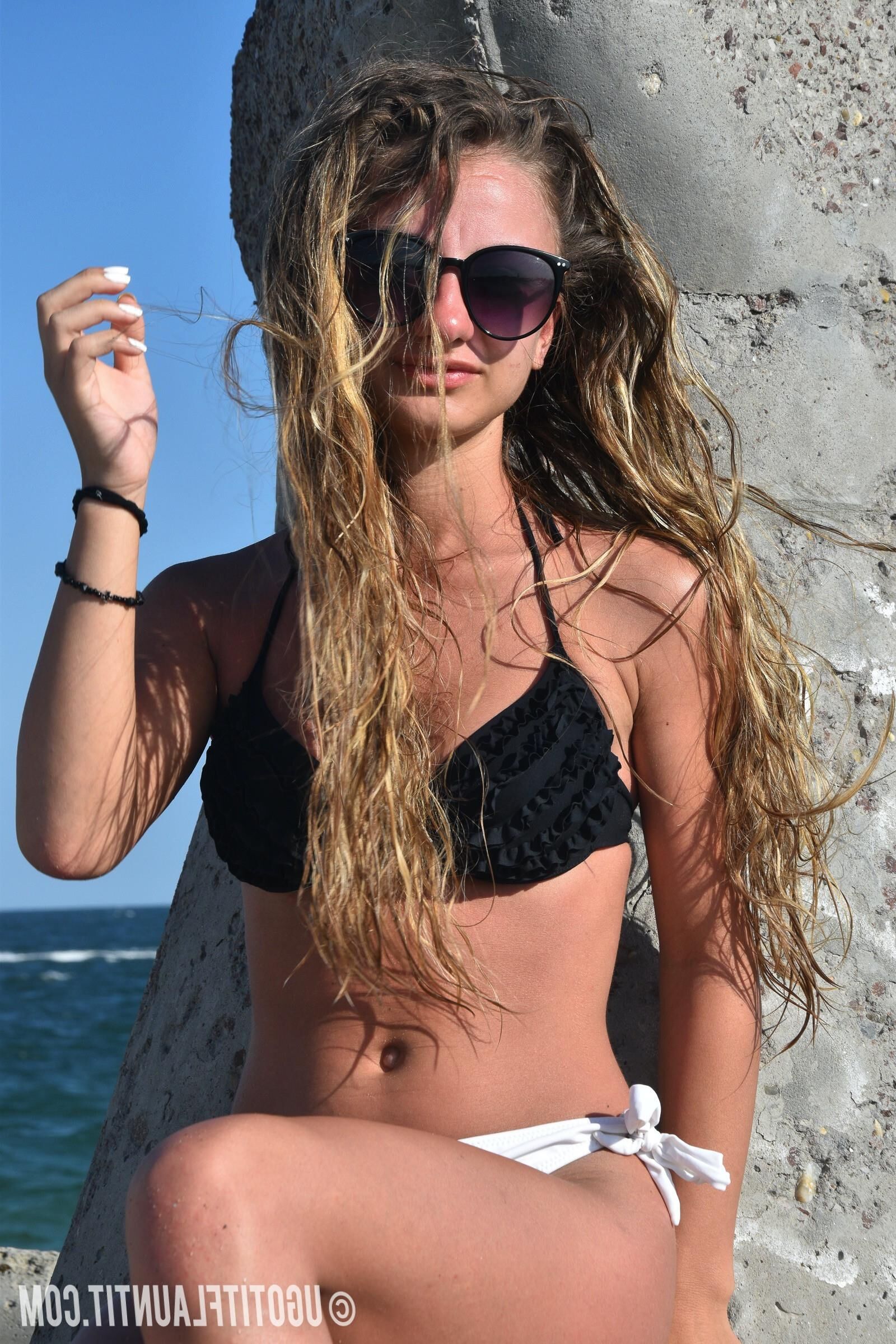 Miriana Titten am Strand