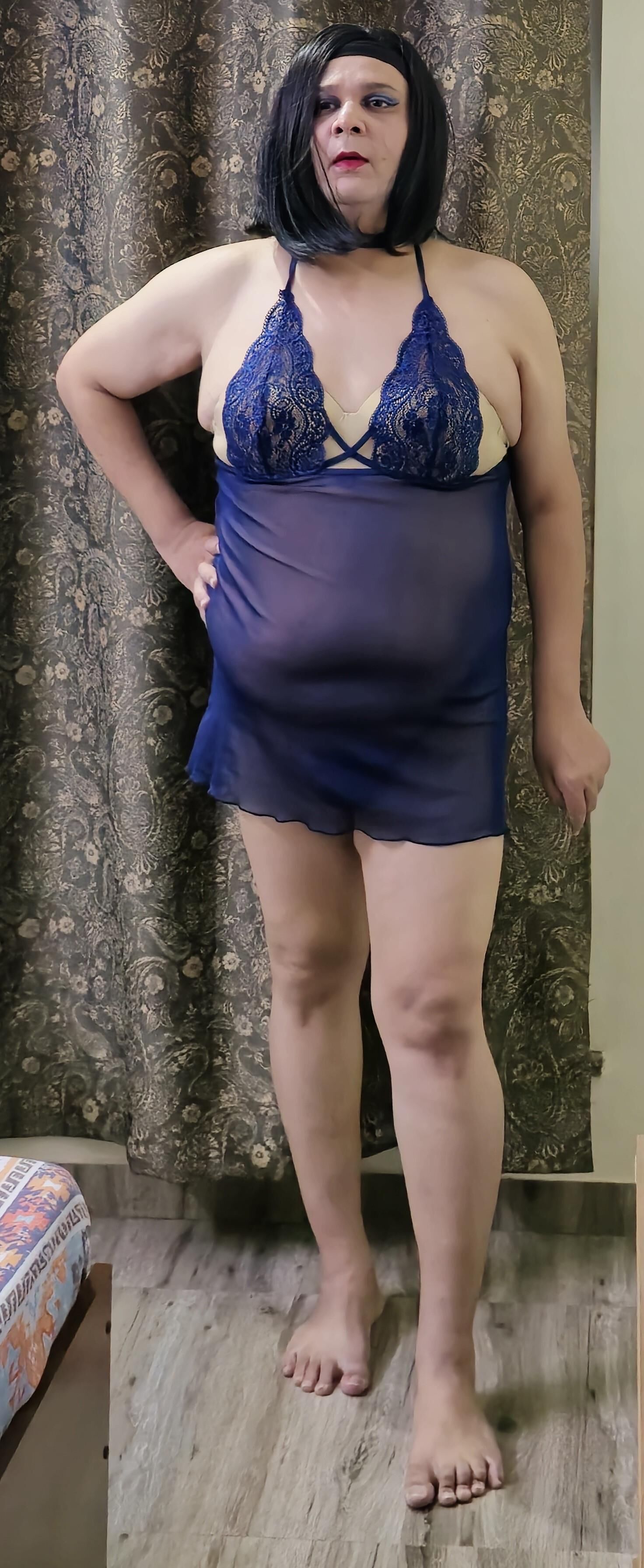 Travesti Monica M Cabelo Curto Vaga de Cabelo em Lingerie Azul