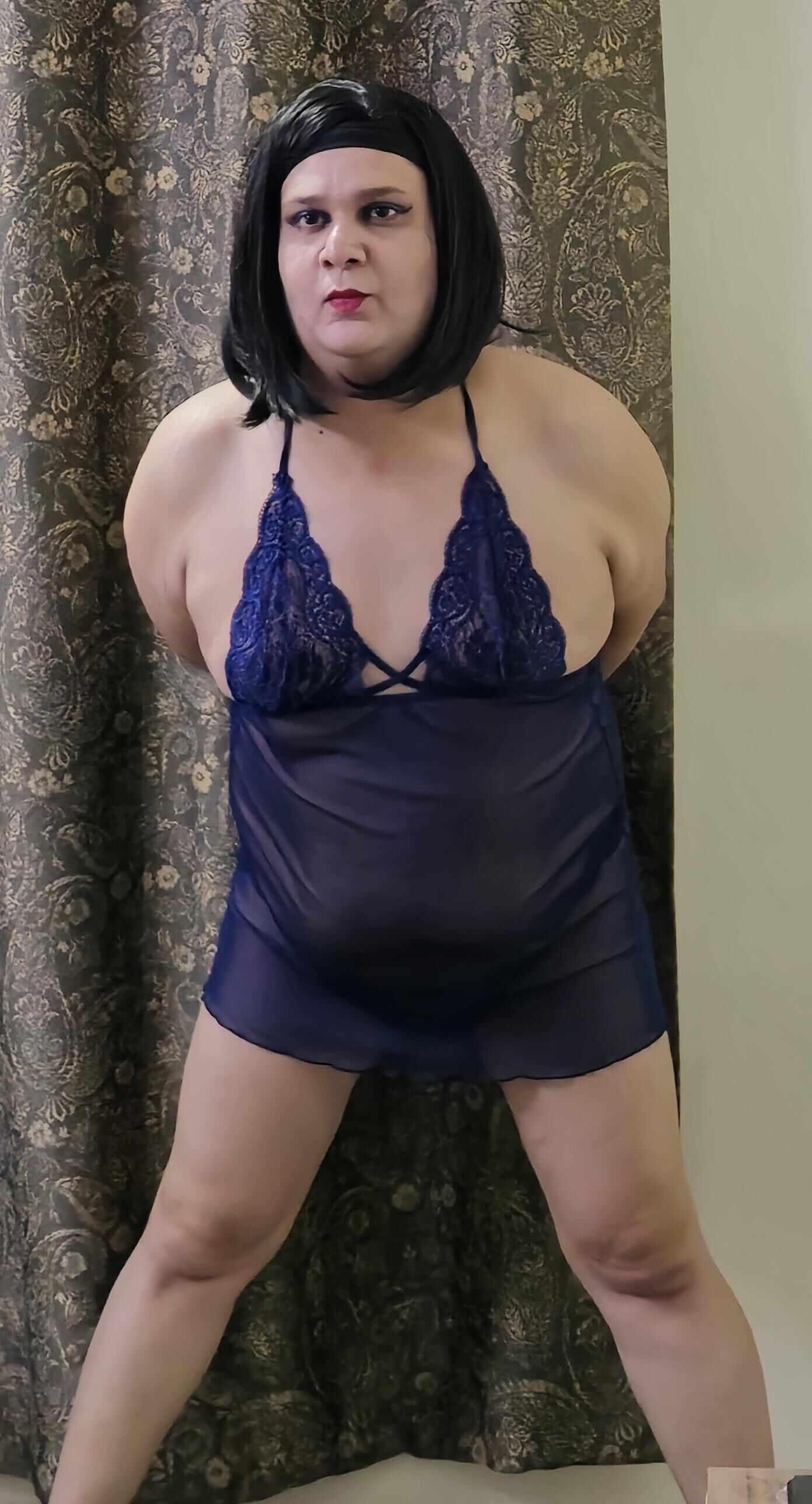 Travesti Monica M Cabelo Curto Vaga de Cabelo em Lingerie Azul