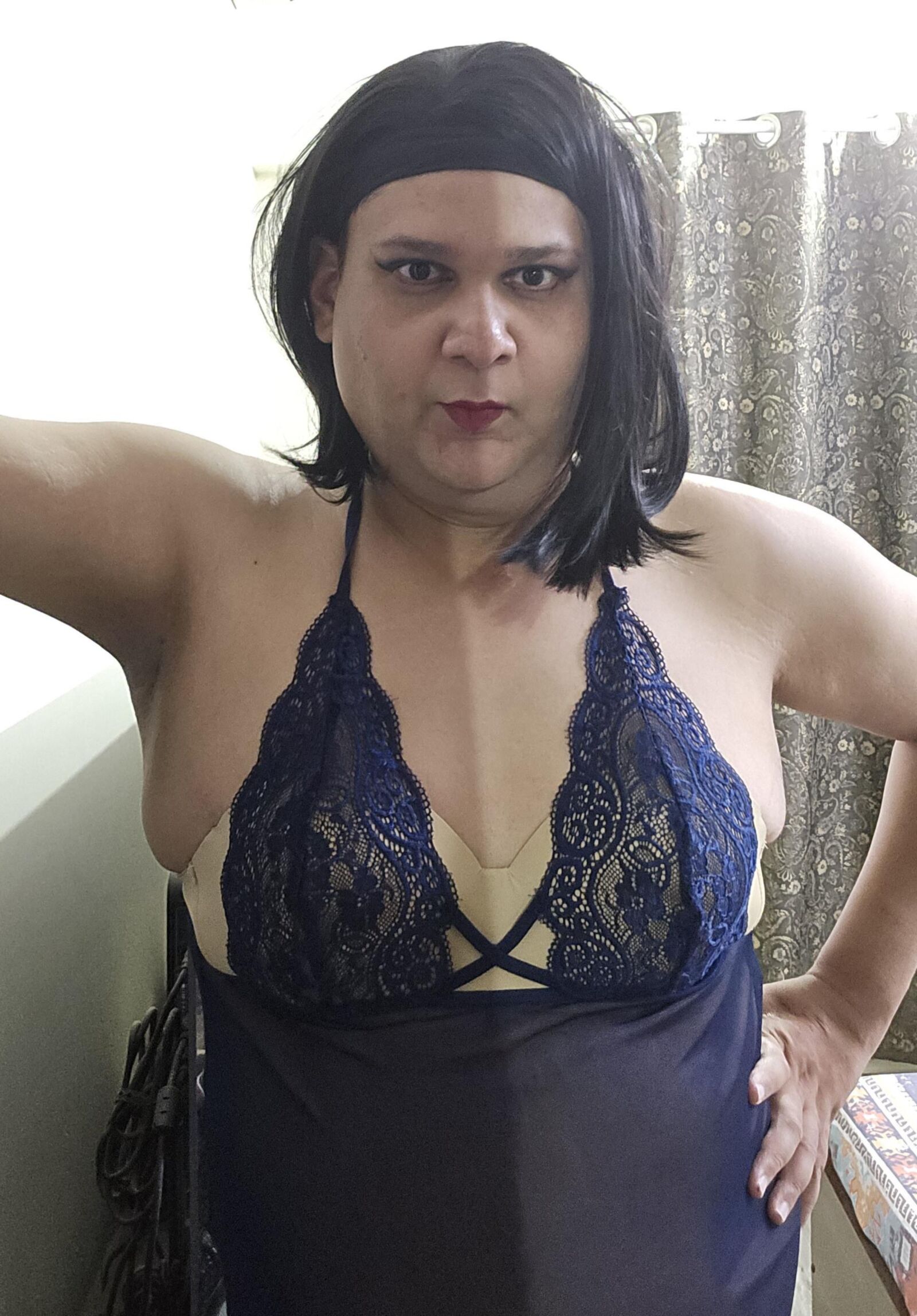 Travesti Monica M Cabelo Curto Vaga de Cabelo em Lingerie Azul