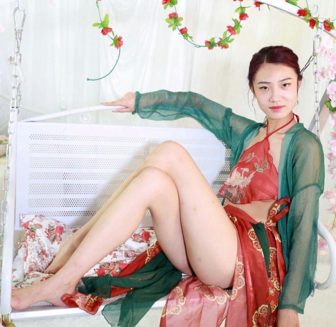 Puta china vestida con lencería tradicional